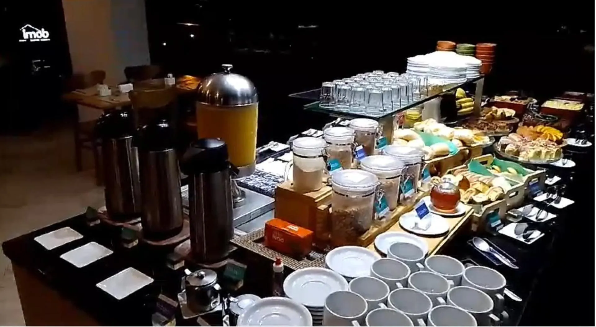 Breakfast in Cosmopolitan Praia Flat