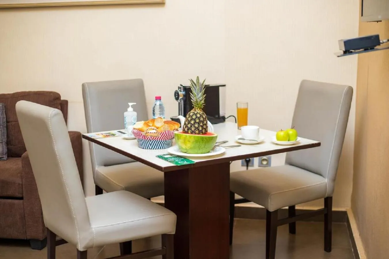 Restaurant/places to eat in Hôtel Guest House Quatre Saisons