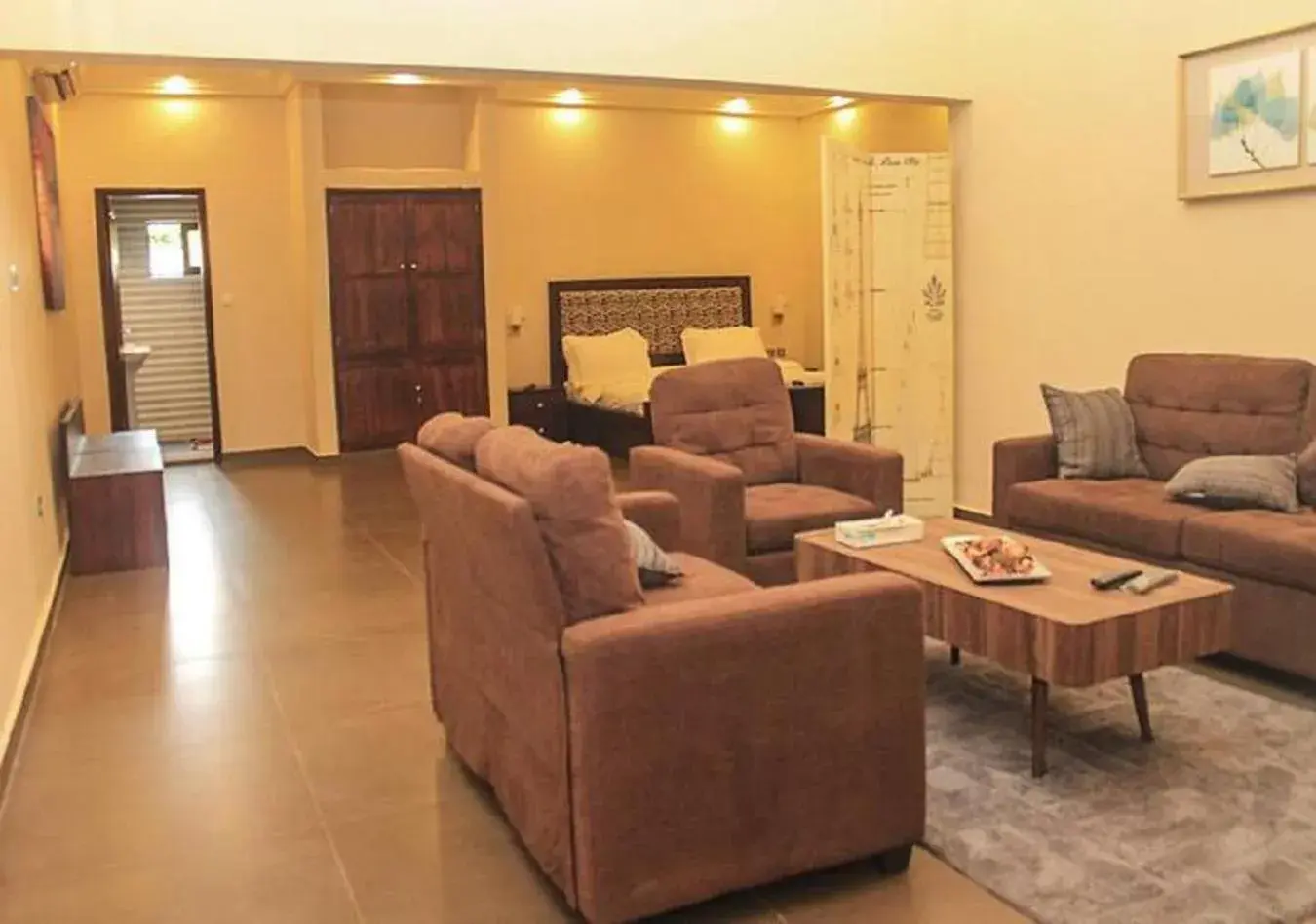 TV and multimedia in Hôtel Guest House Quatre Saisons TV and multimedia in Hôtel Guest House Quatre Saisons