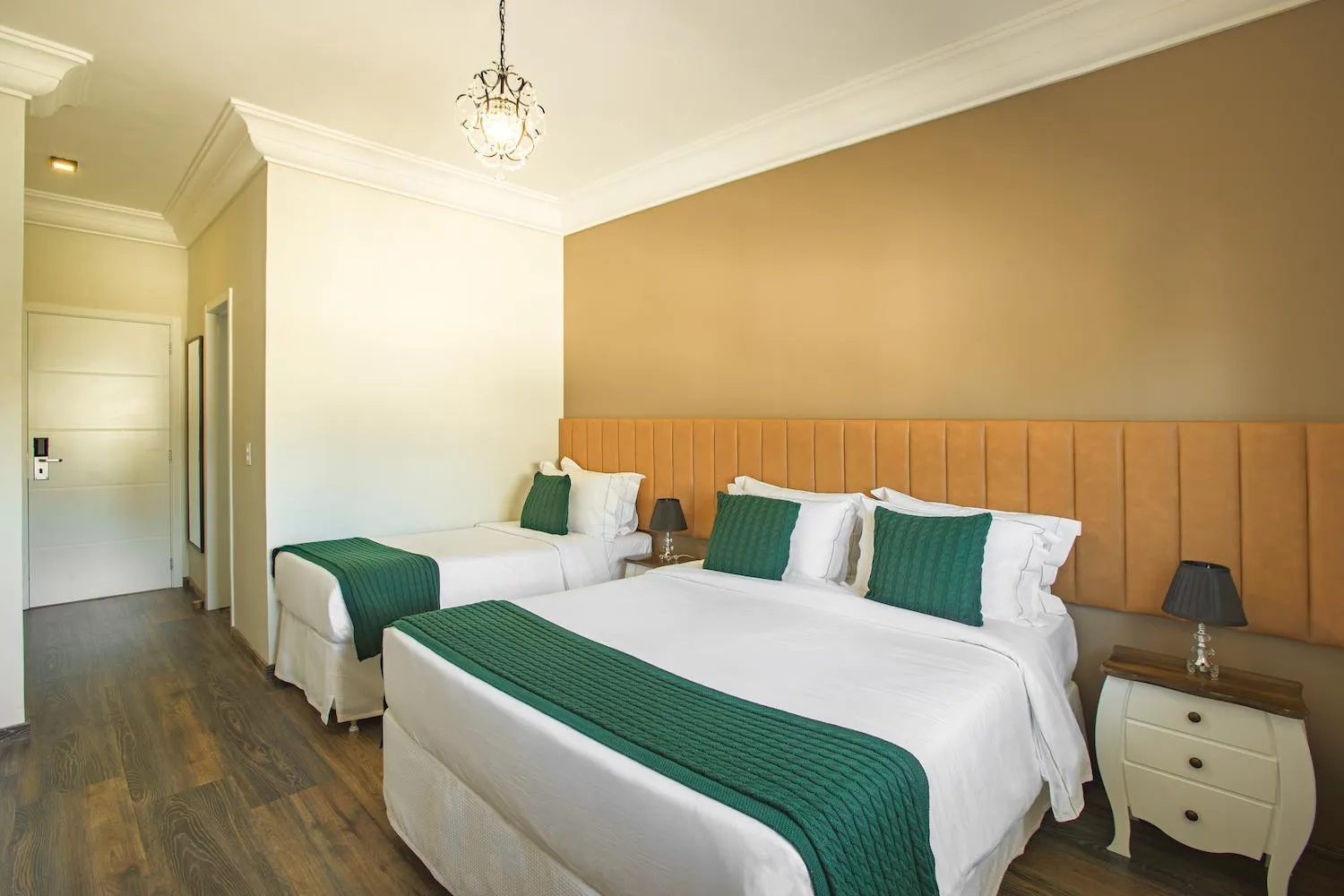 Bedroom, Bed in Altitude Lodge Hotel