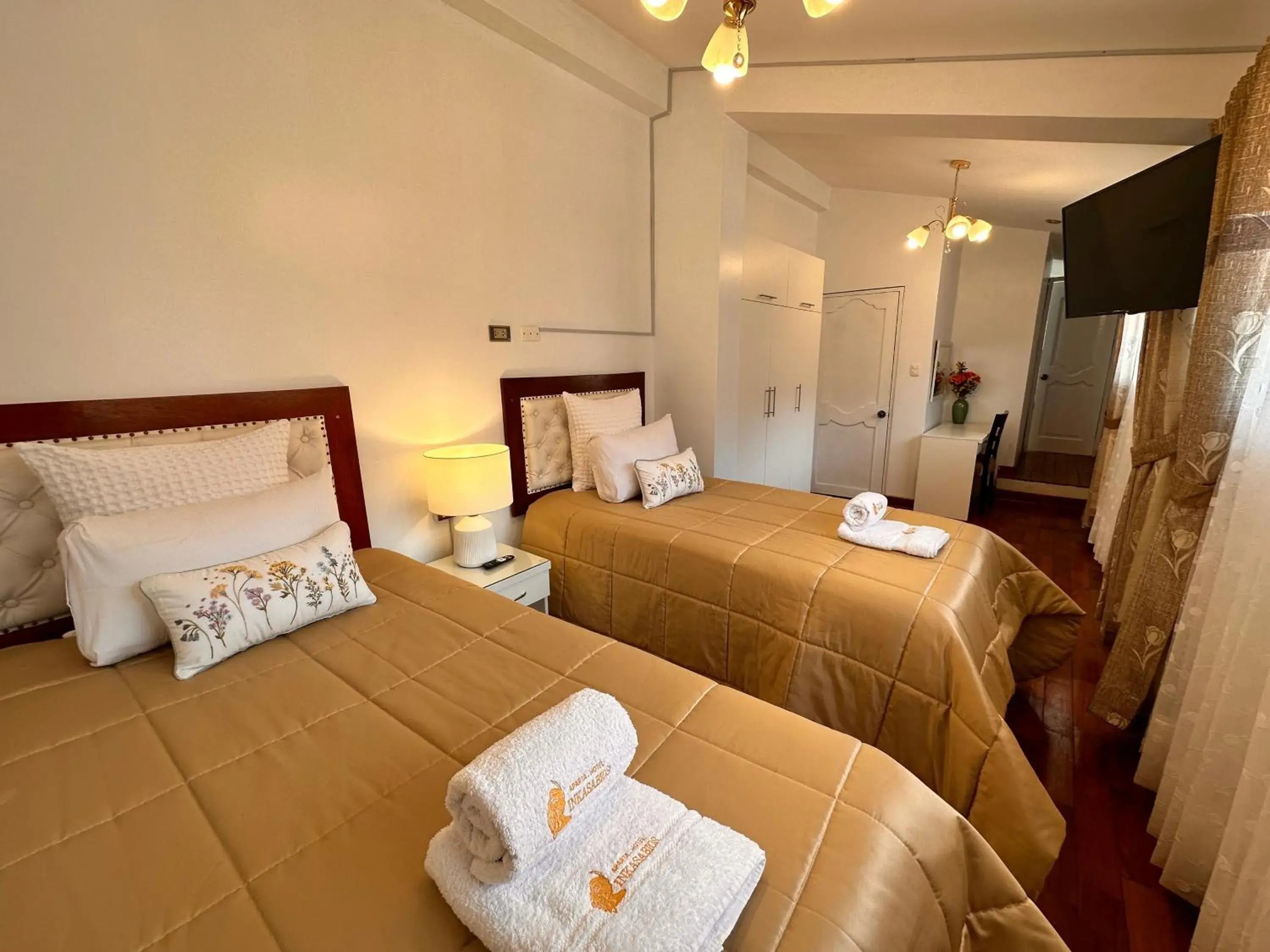 Twin Room with Private Bathroom in Hotel-Apartment INKASABIOS Twin Room with Private Bathroom in Hotel-Apartment INKASABIOS