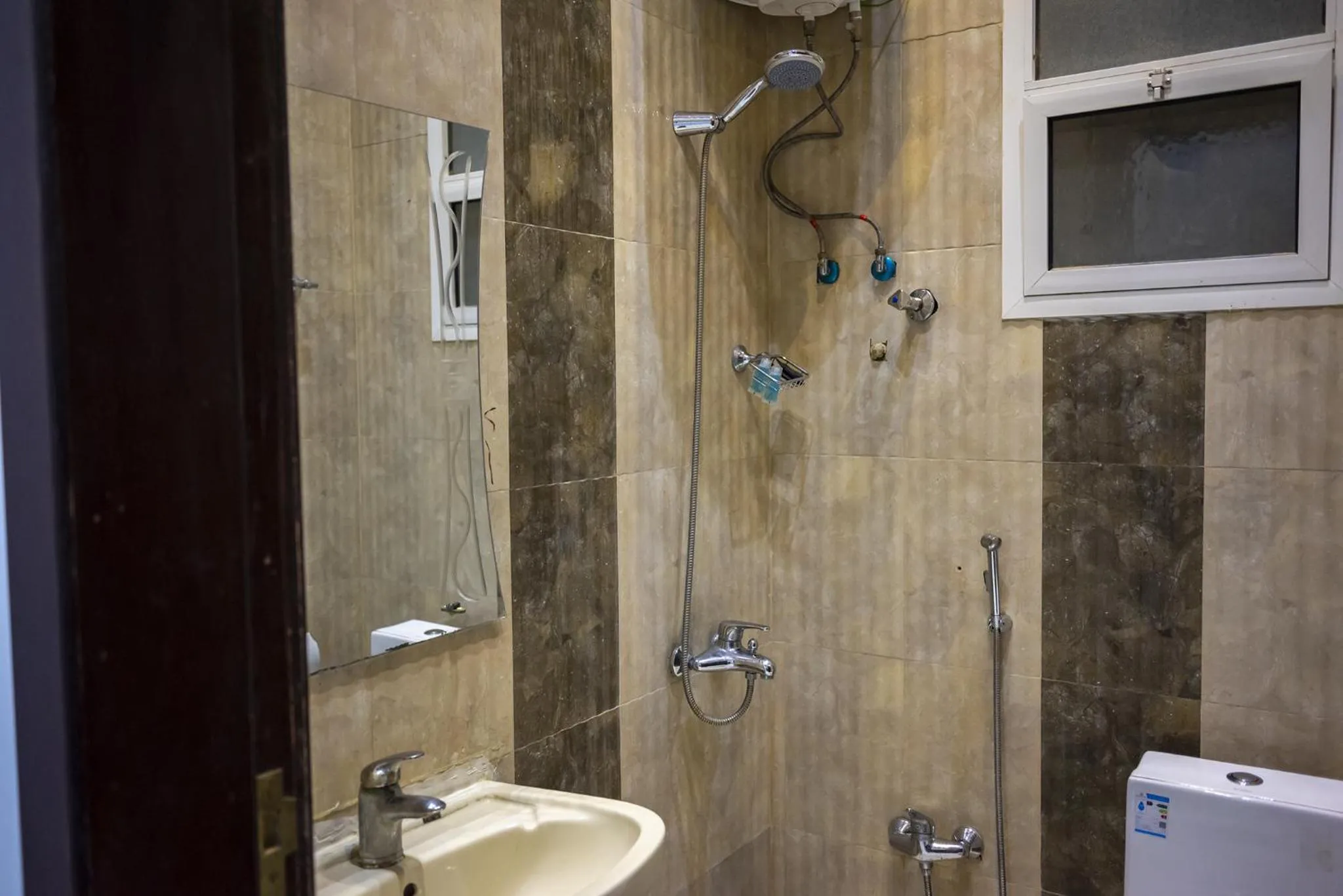 Shower in شقق اهلين اربعة للشقق المخدومة