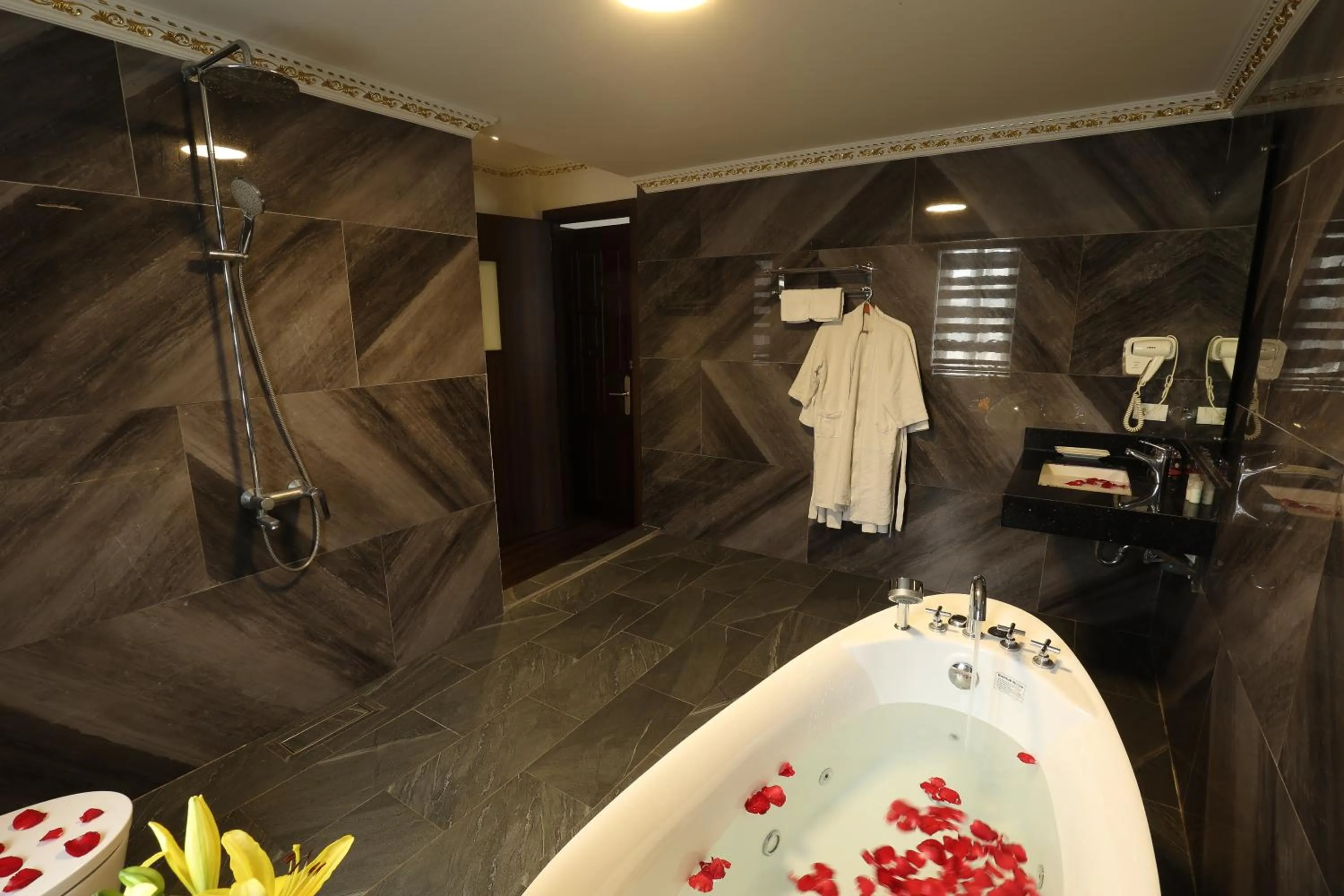 Shower in Hoàng Gia Xa La Boutique Hotel
