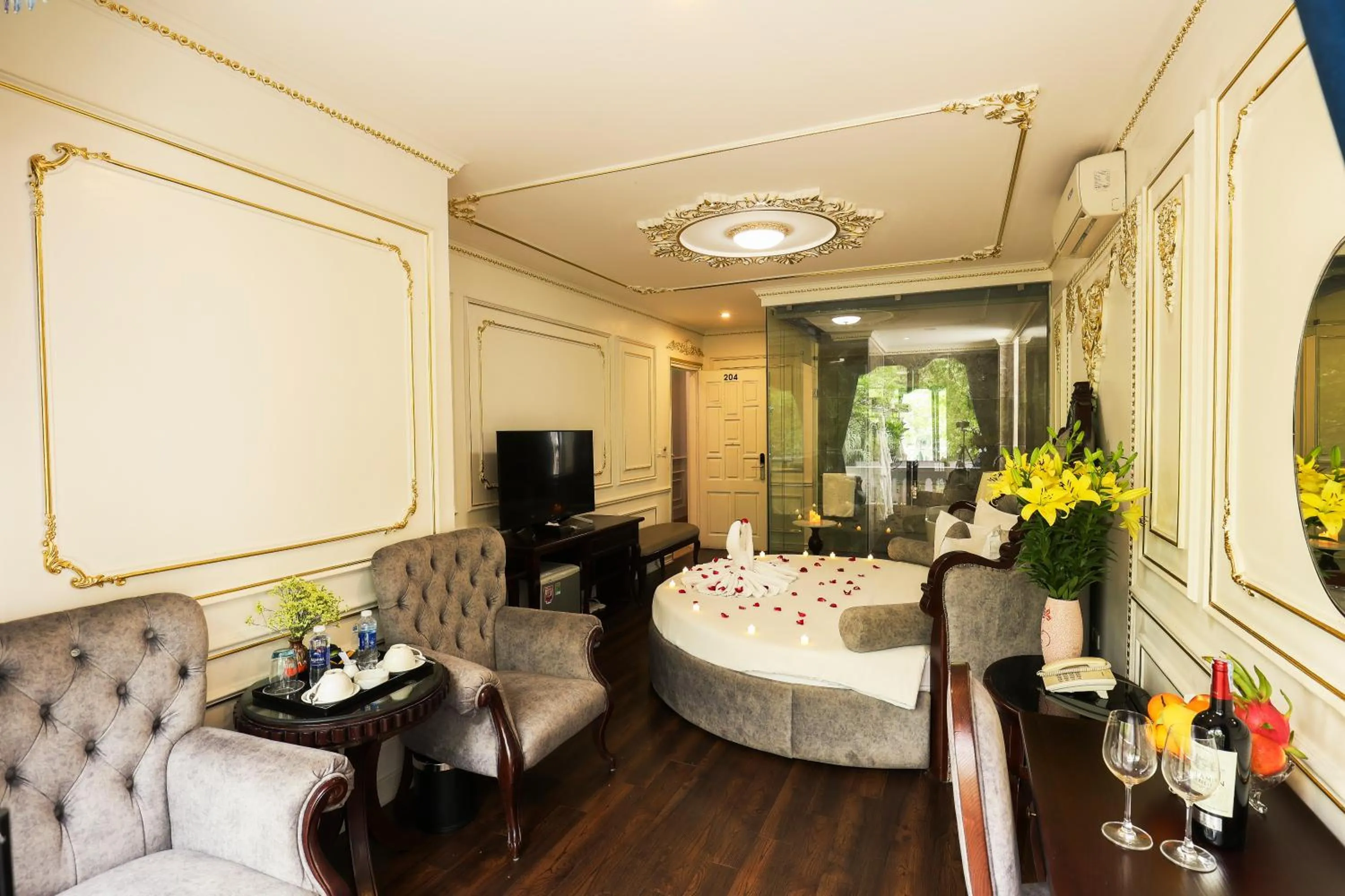 TV and multimedia in Hoàng Gia Xa La Boutique Hotel