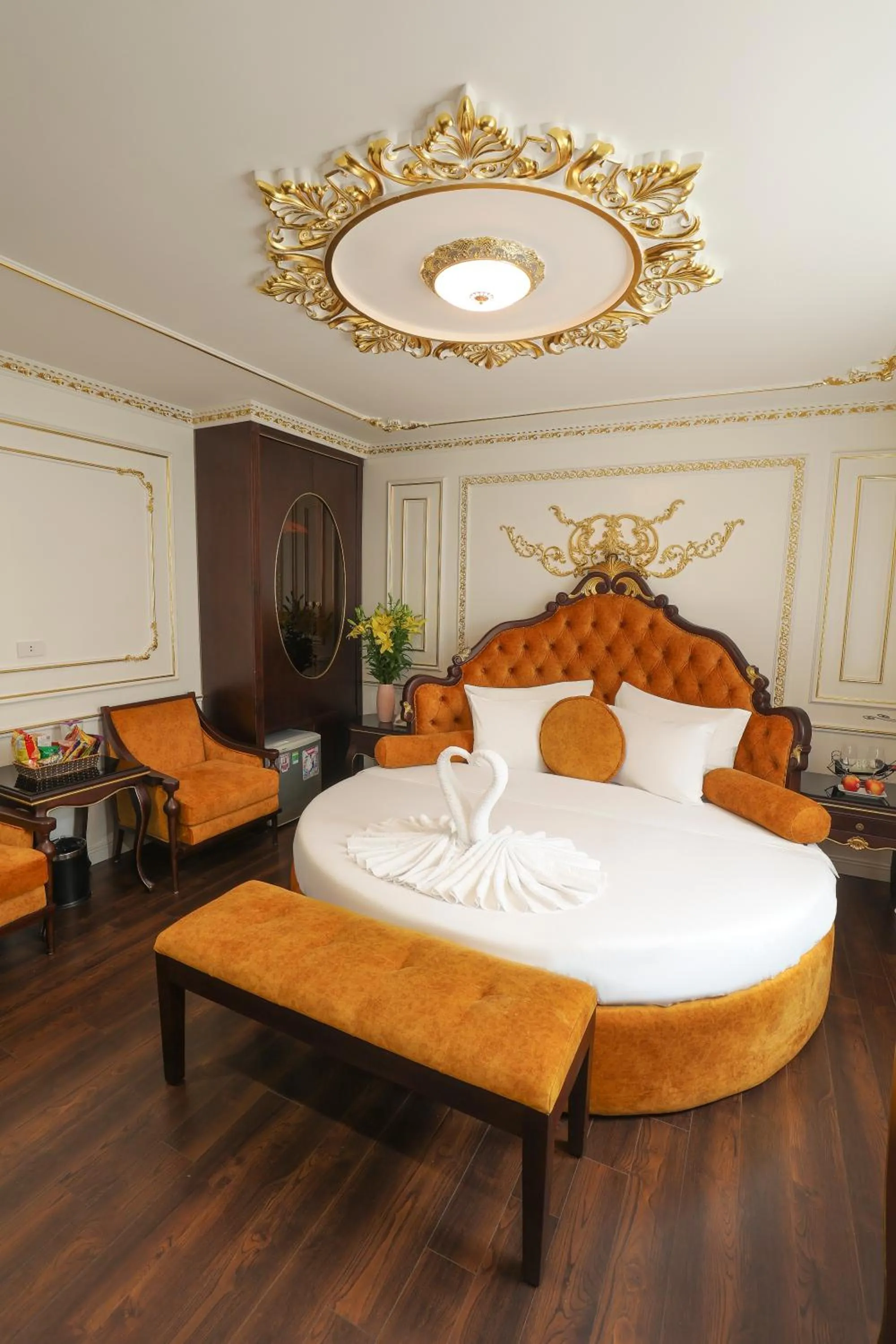 Photo of the whole room, Bed in Hoàng Gia Xa La Boutique Hotel