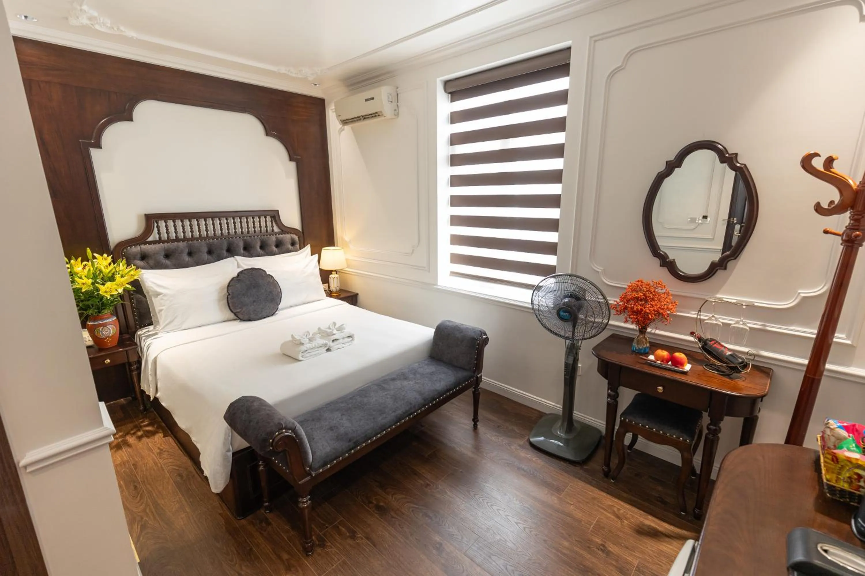 room service, Bed in Hoàng Gia Xa La Boutique Hotel