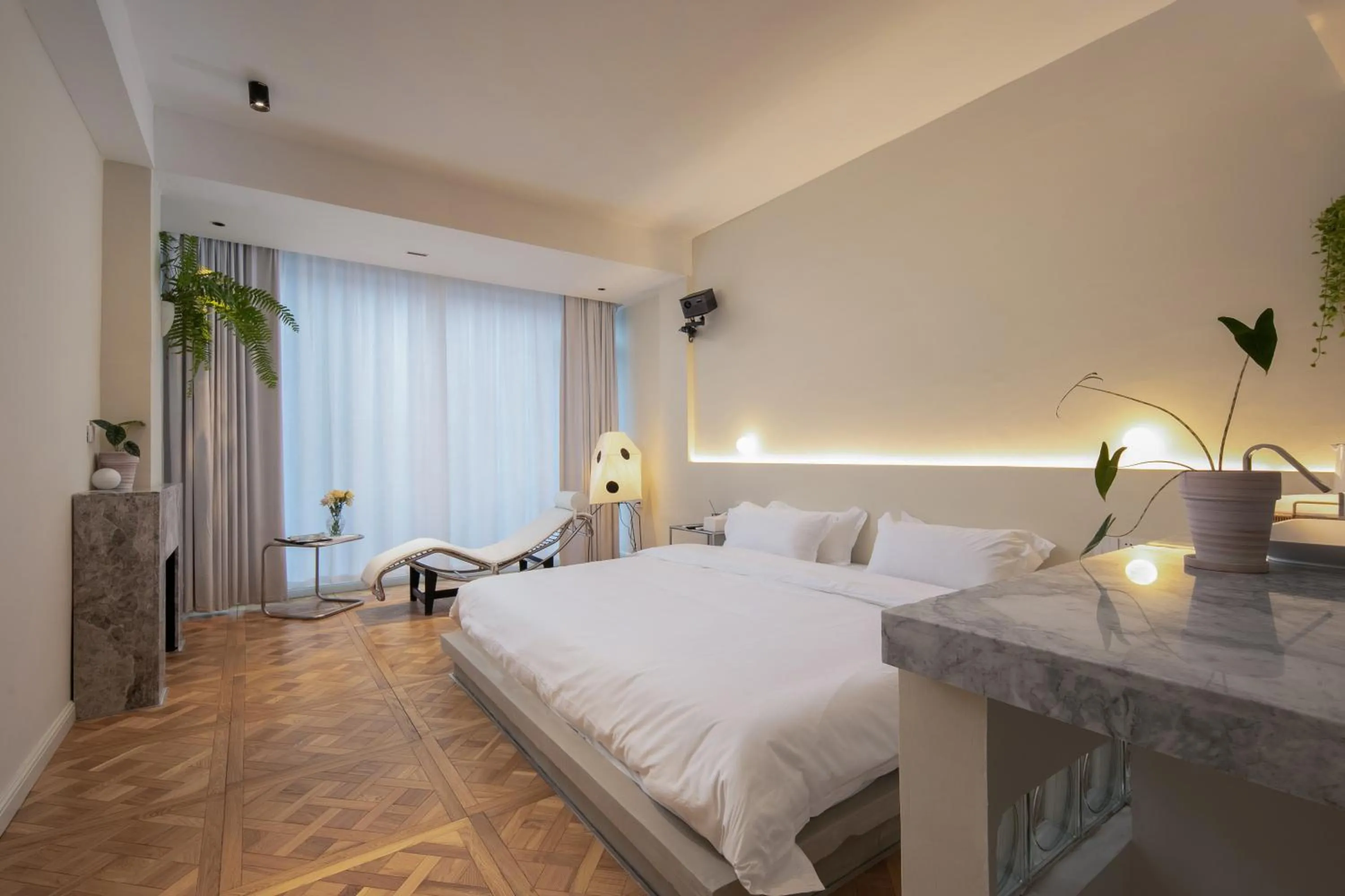 Bed in IM Waiting Hotel