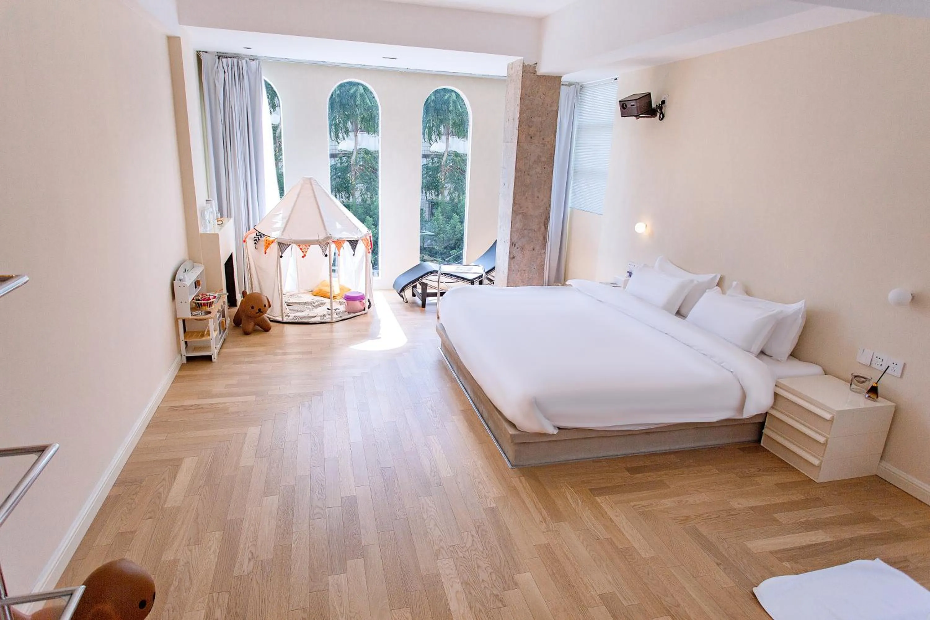 Bed in IM Waiting Hotel