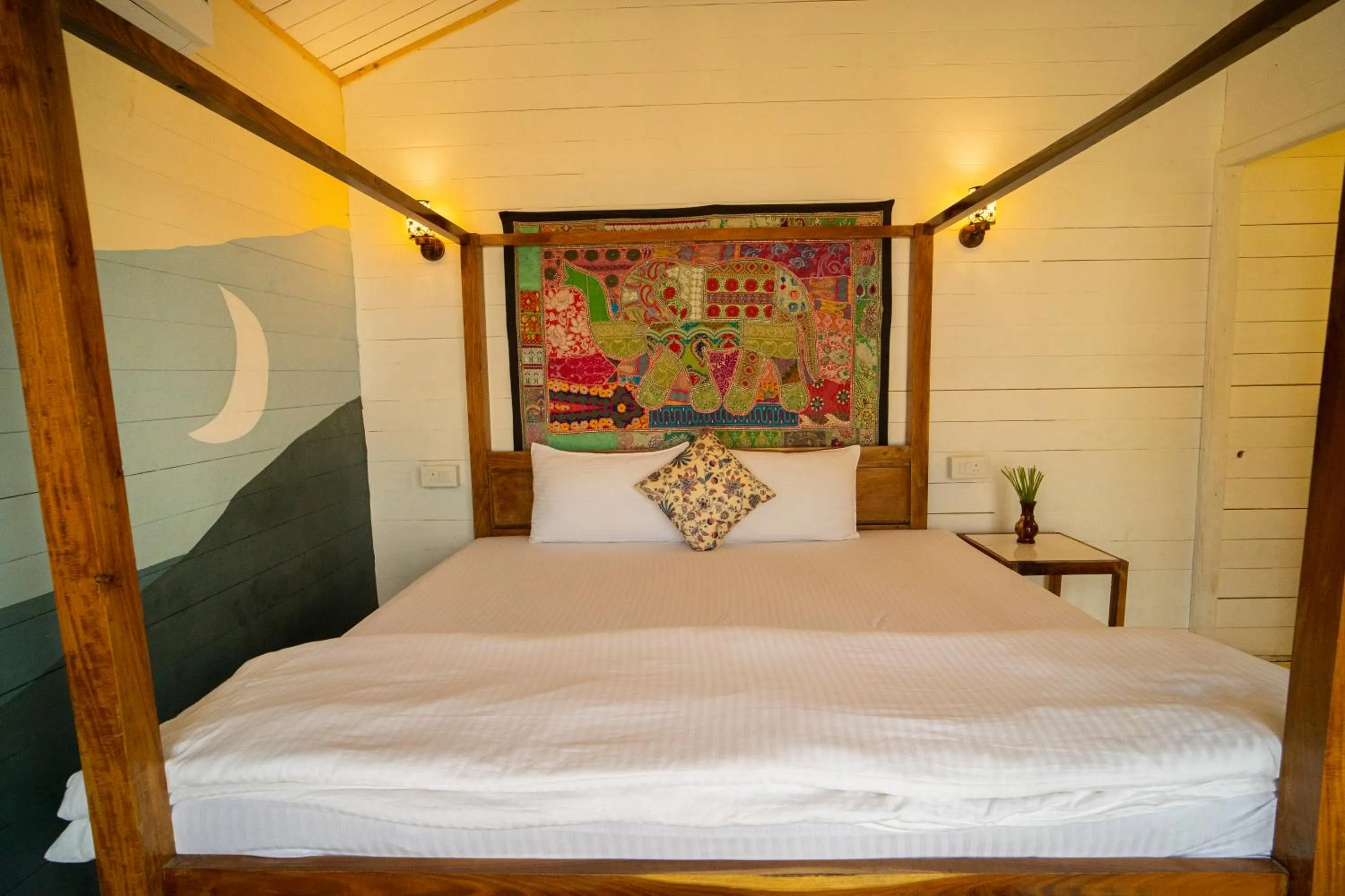 Bedroom, Bed in Shambho Retreat
