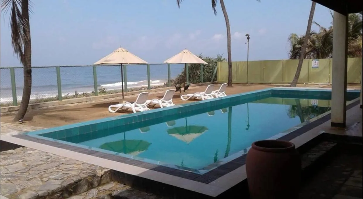 Swimming pool in Reef Bungalow Hotel