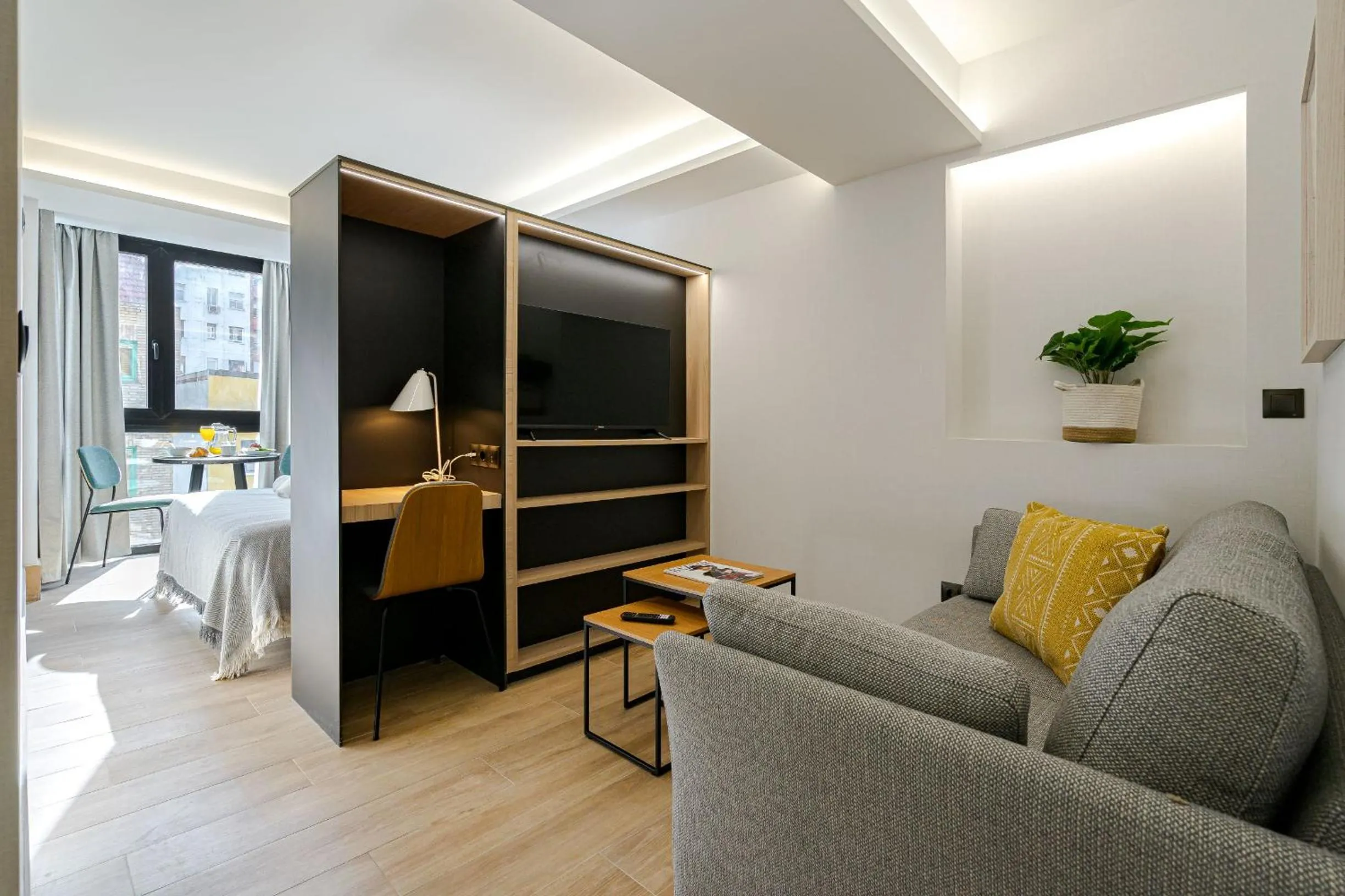 TV and multimedia, Bed in Feelathome Ventas Suites