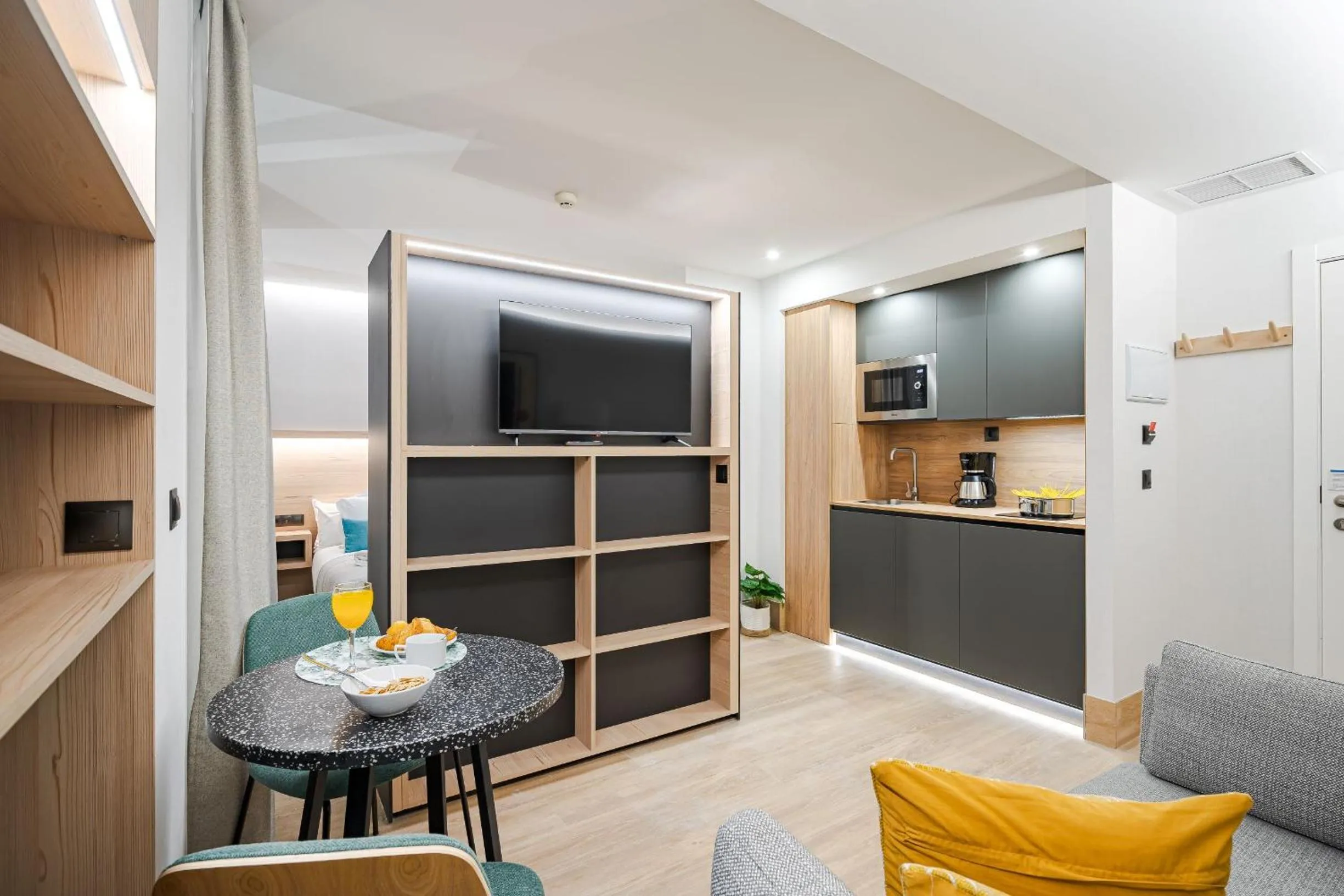 TV and multimedia in Feelathome Ventas Suites