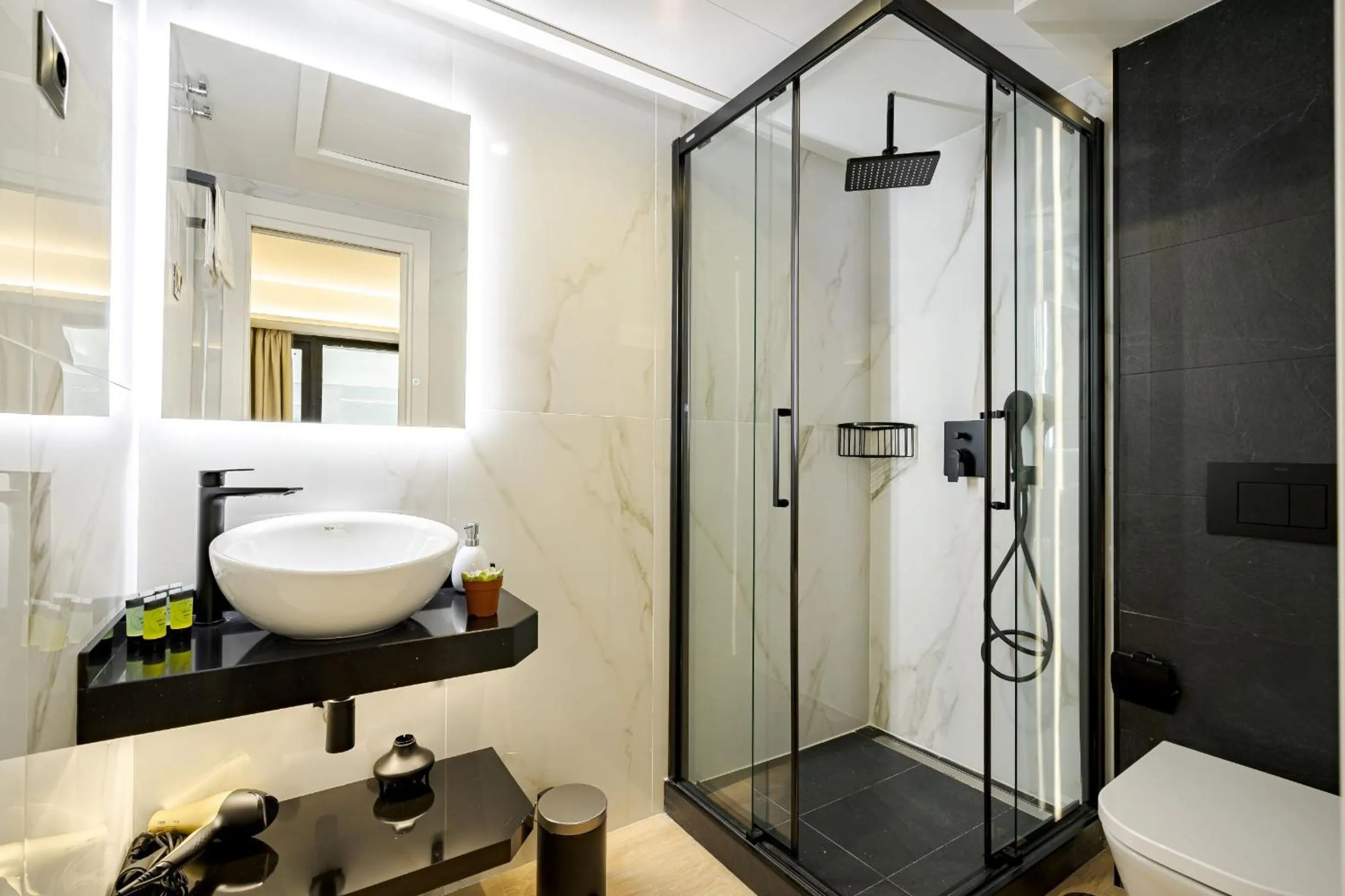 Toilet in Feelathome Ventas Suites