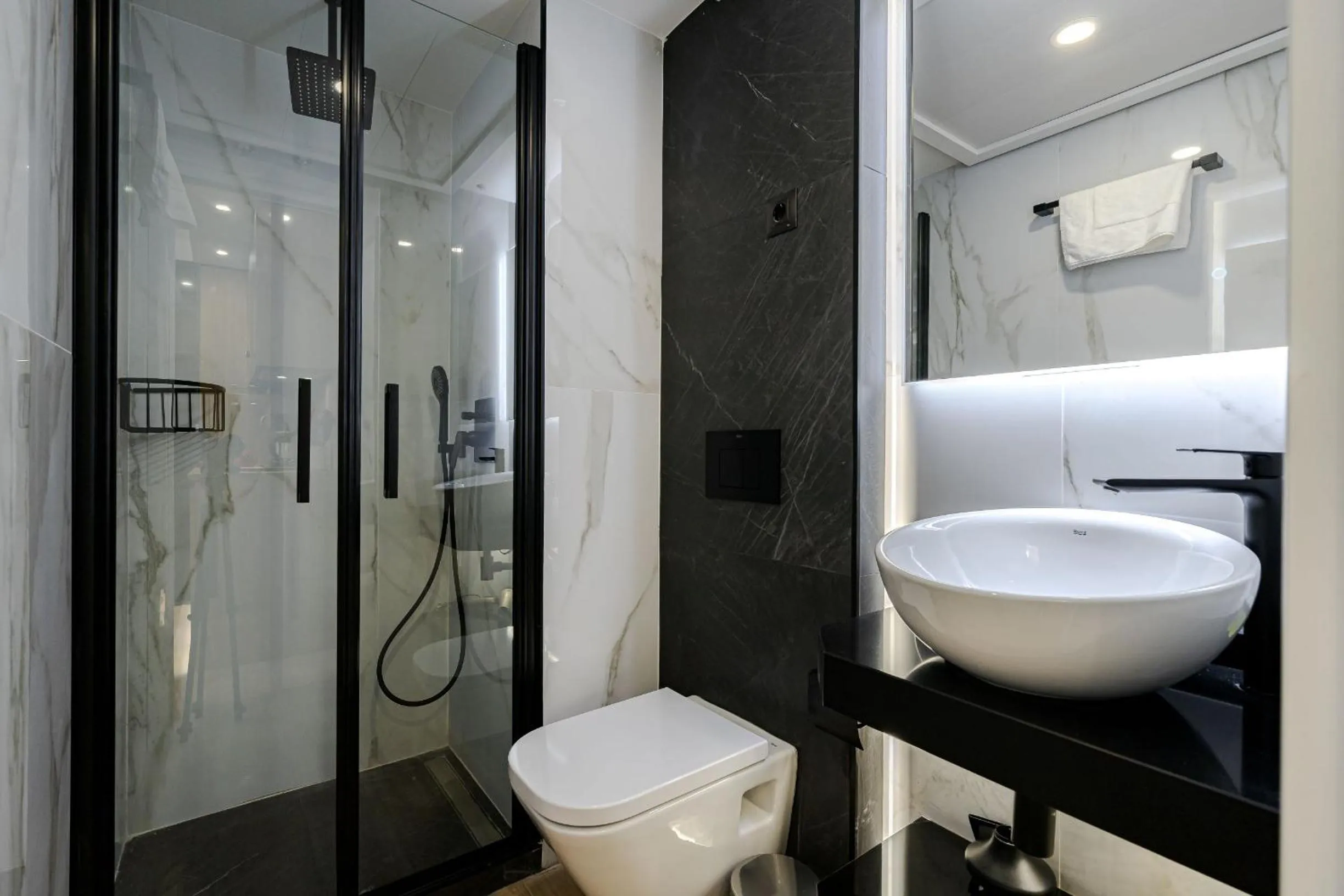 Shower in Feelathome Ventas Suites