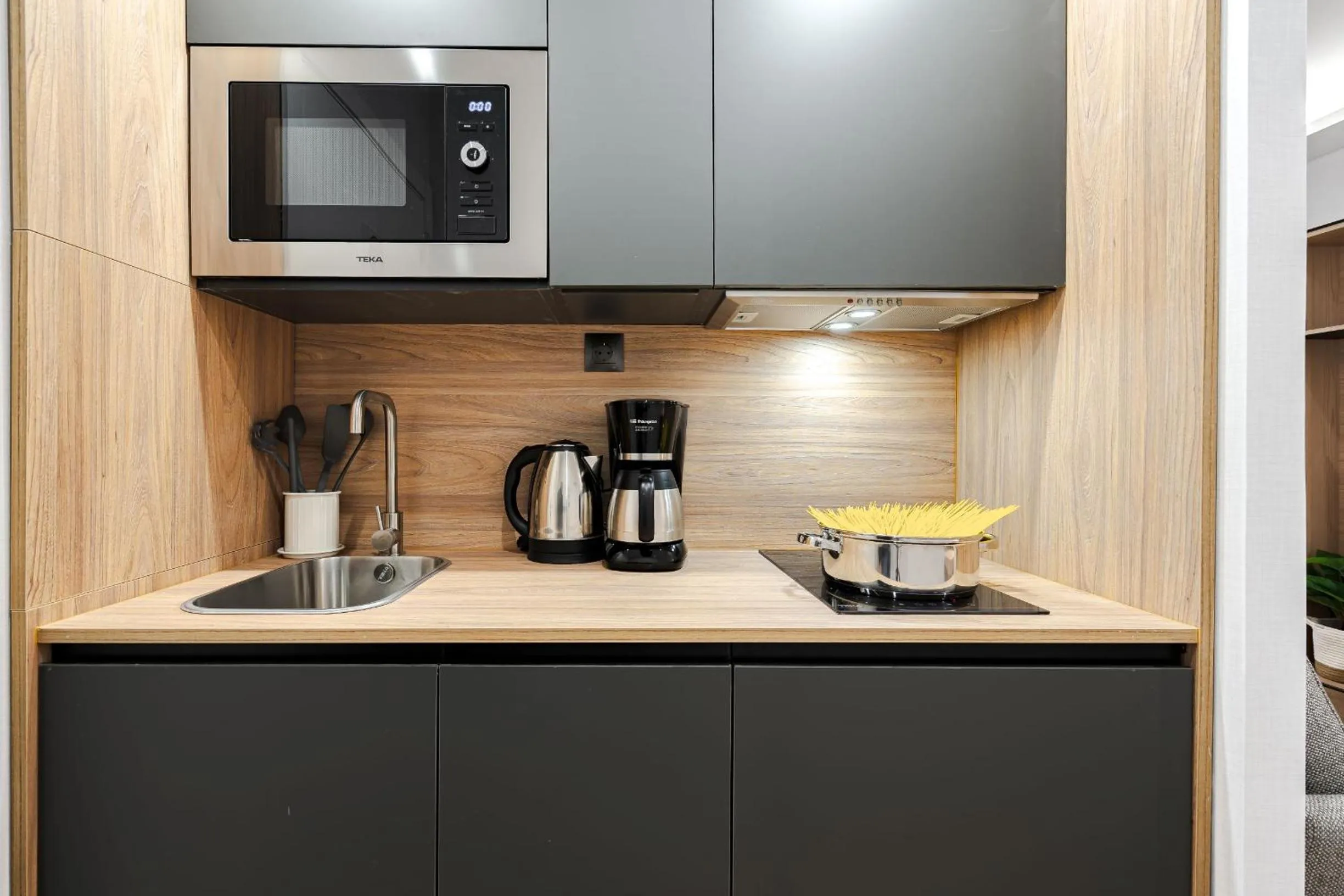 Coffee/tea facilities in Feelathome Ventas Suites