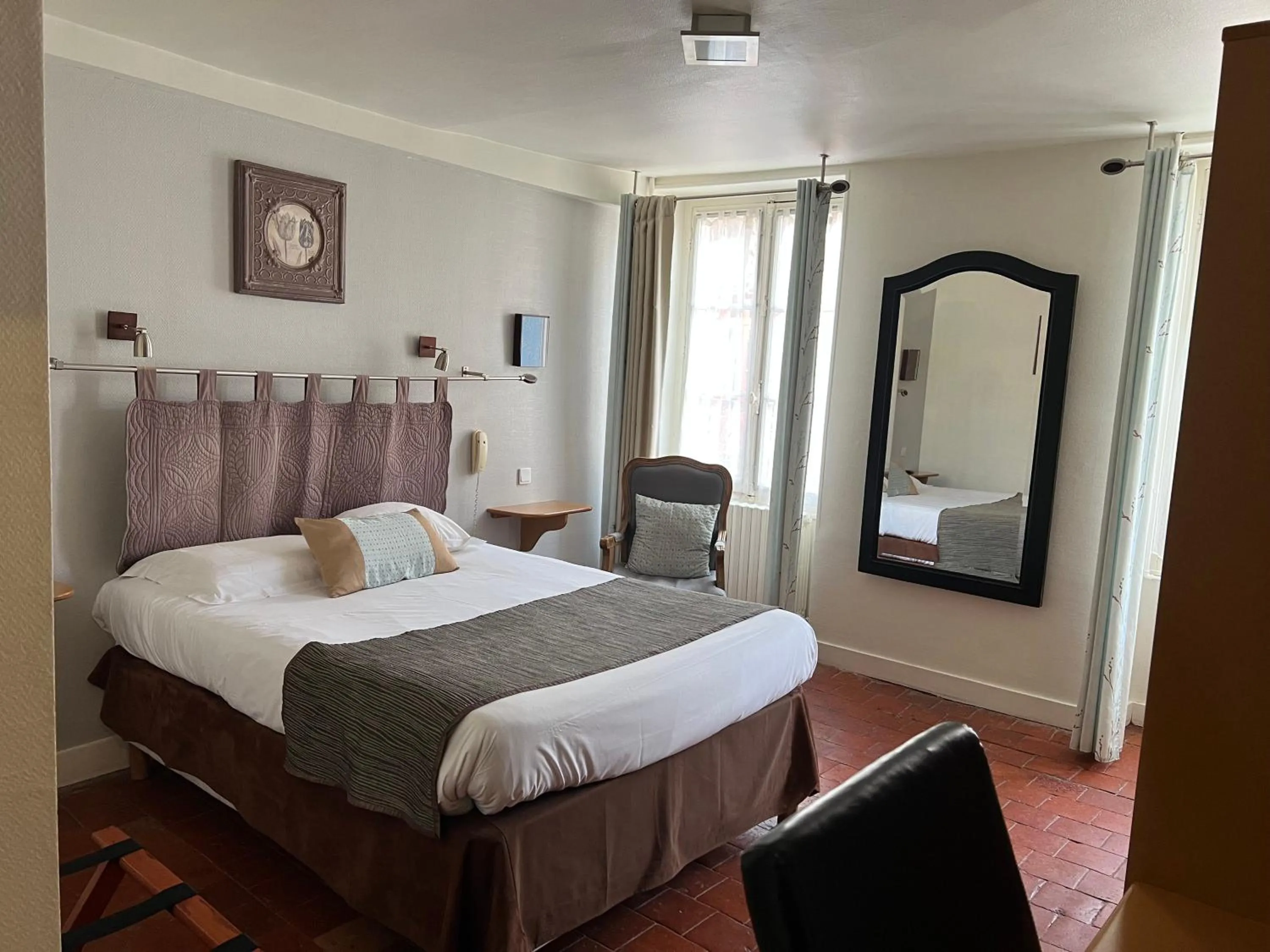 Photo of the whole room, Bed in Le Grand Monarque Donzy