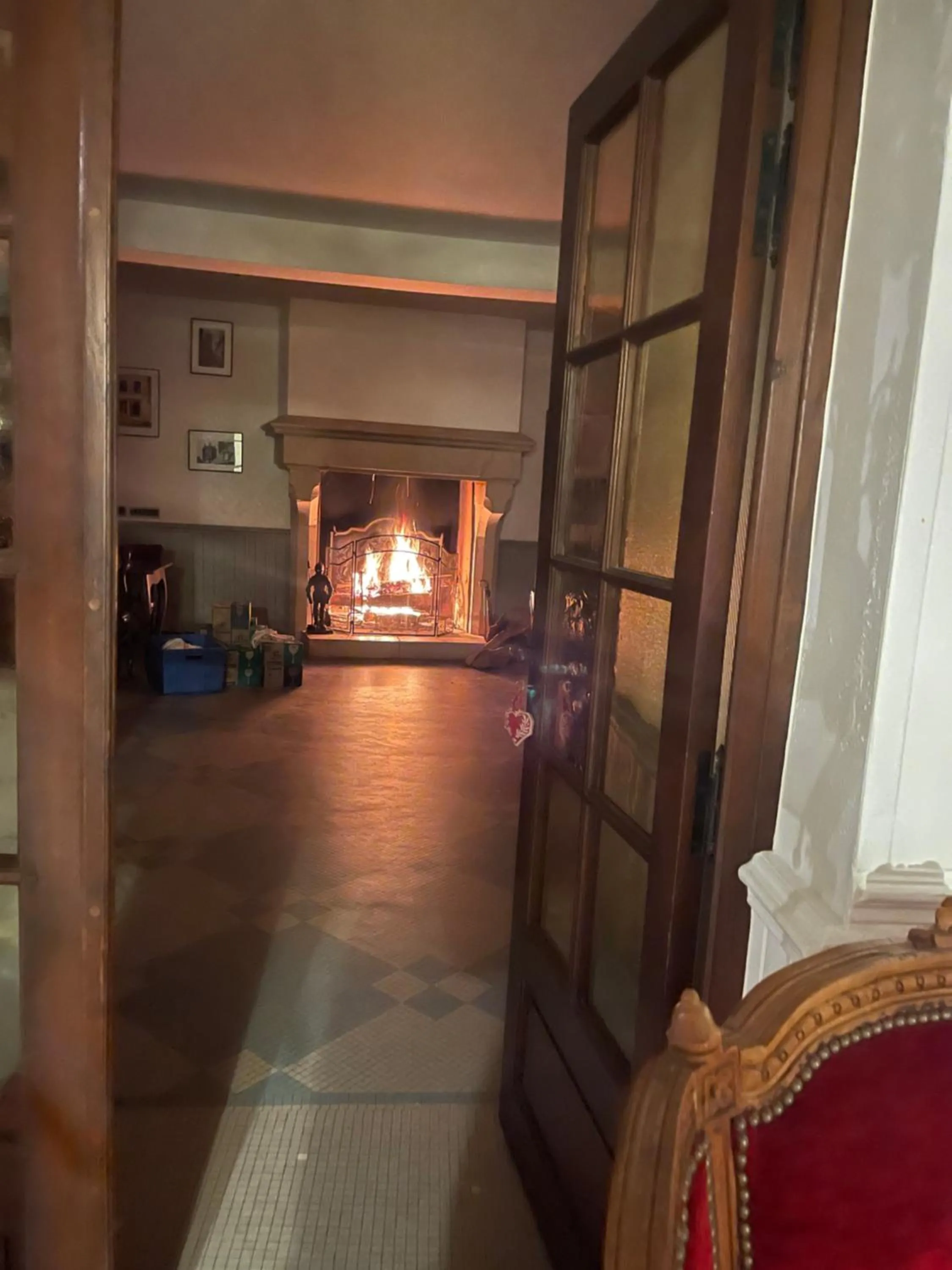 Seating area in Le Grand Monarque Donzy