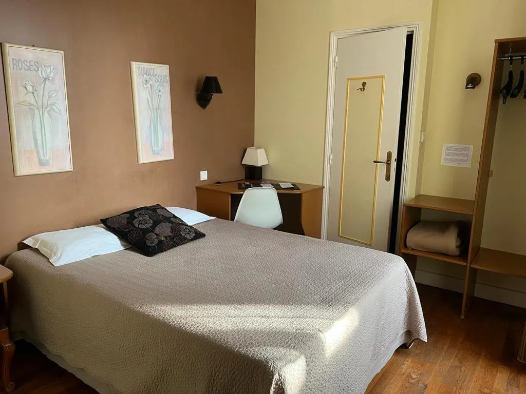 Bed in Le Grand Monarque Donzy