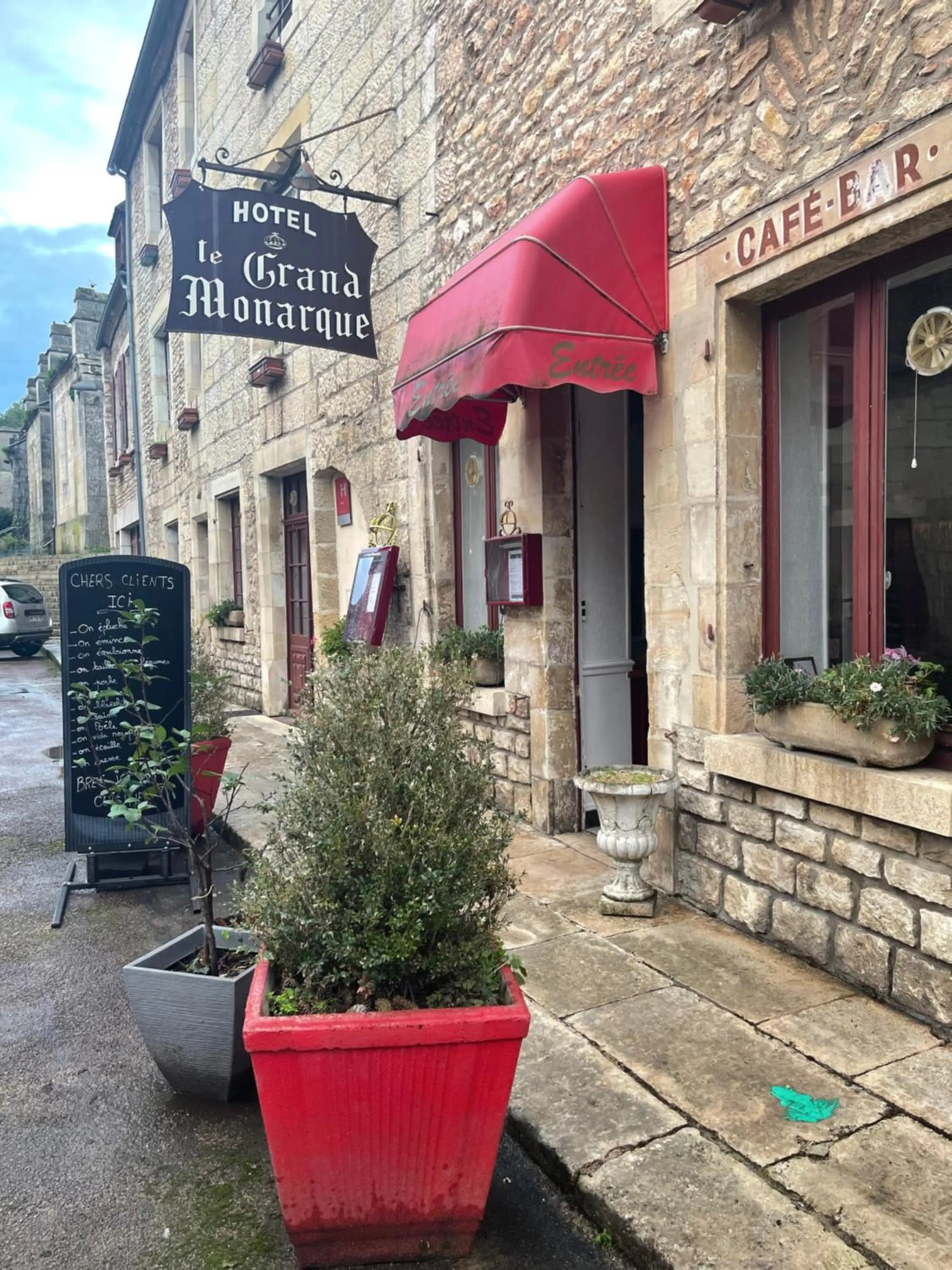 Property building in Le Grand Monarque Donzy