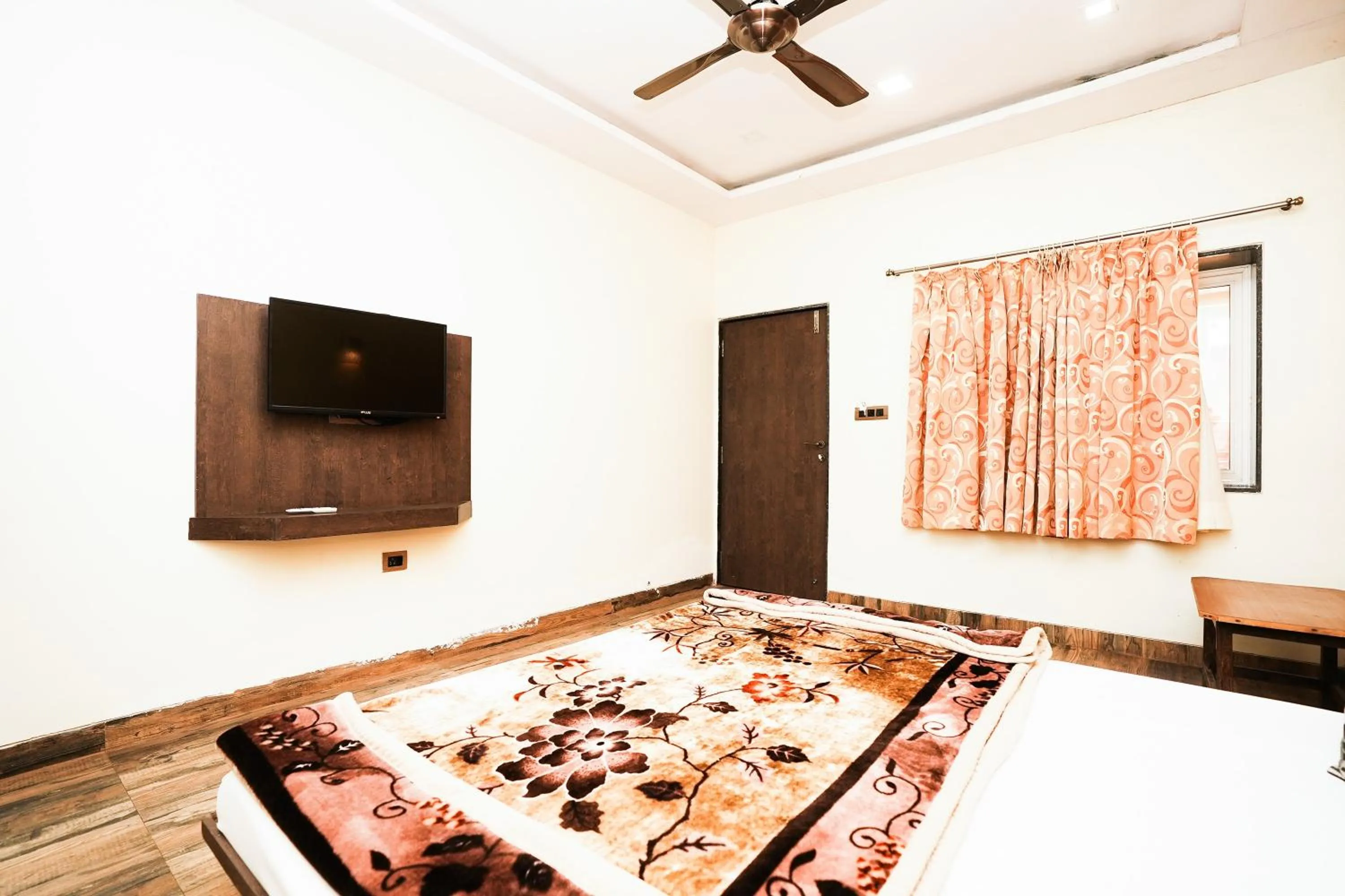Bedroom, Bed in Dwarka Lawns Cottages