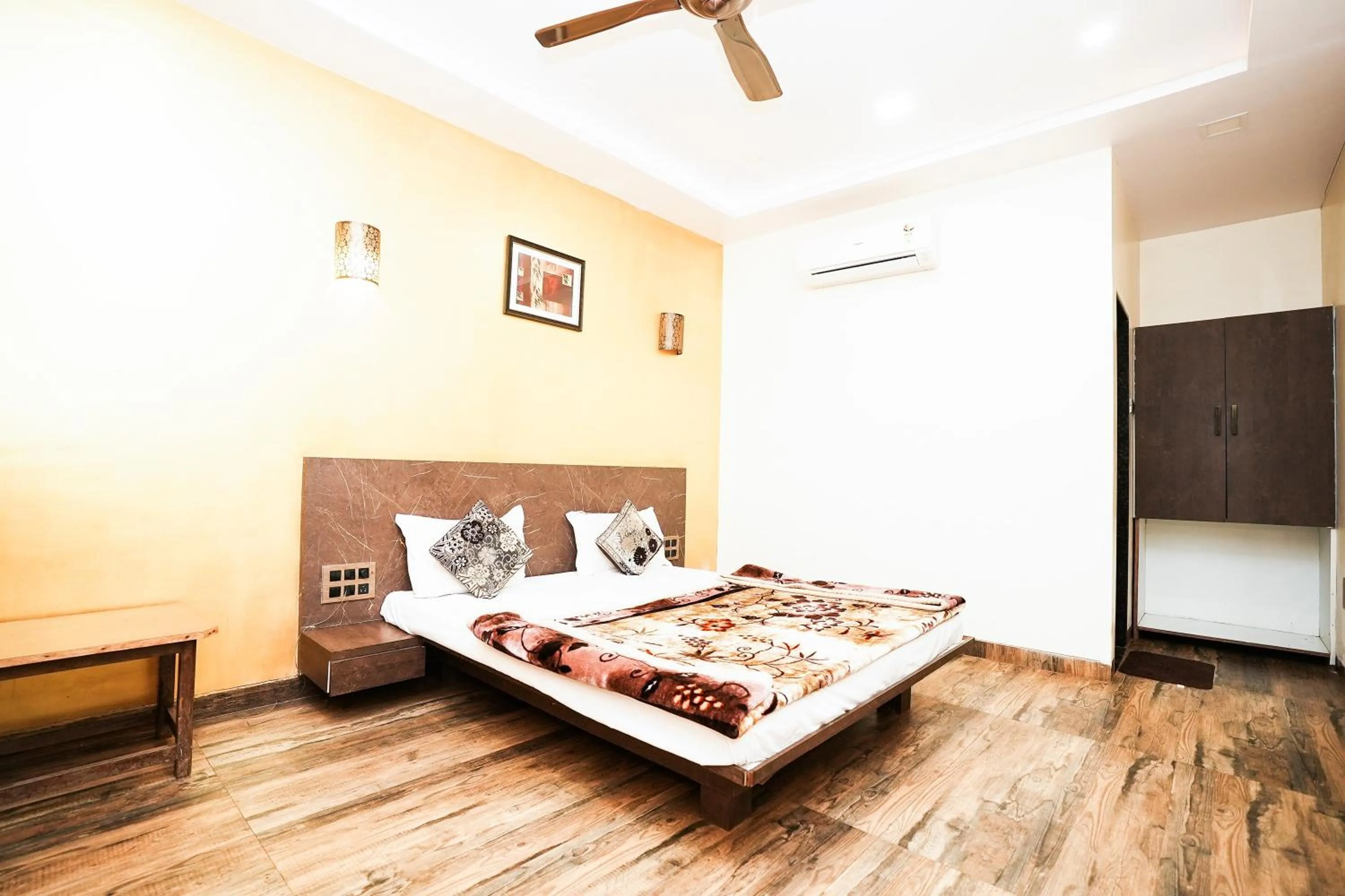 Bedroom, Bed in Dwarka Lawns Cottages