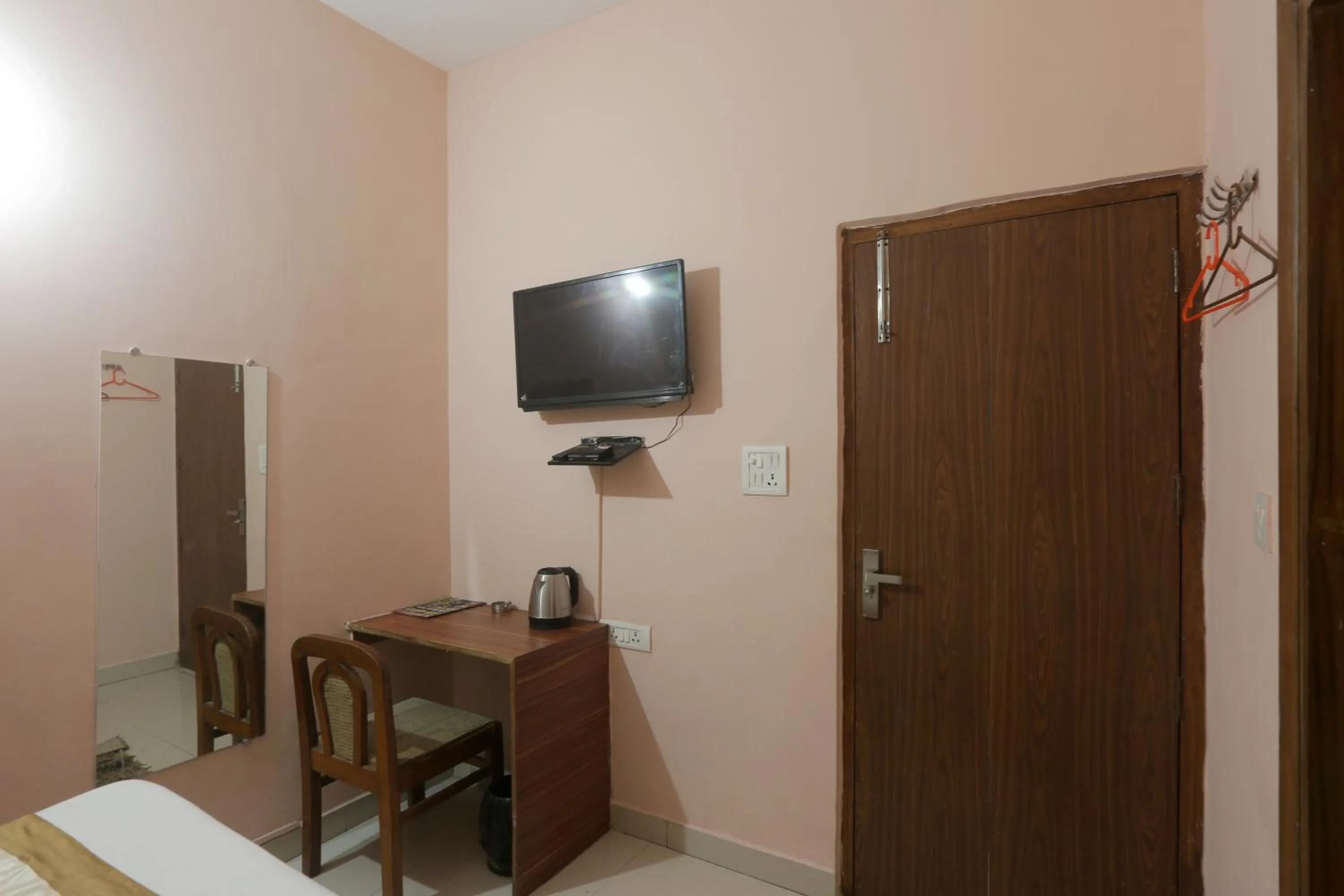 Communal lounge/ TV room in Hotel Ginger Palace By Aura