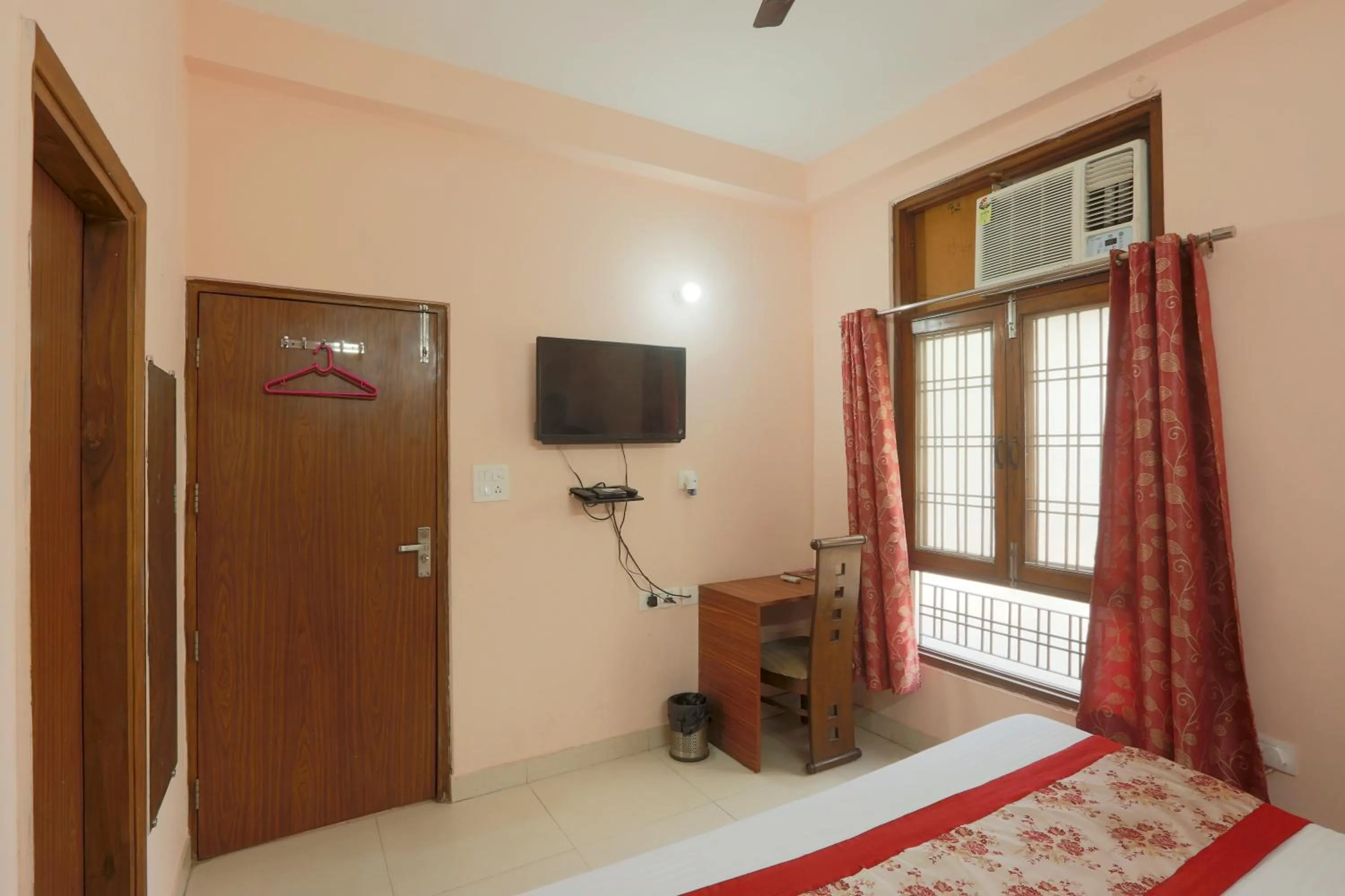 Communal lounge/ TV room in Hotel Ginger Palace By Aura