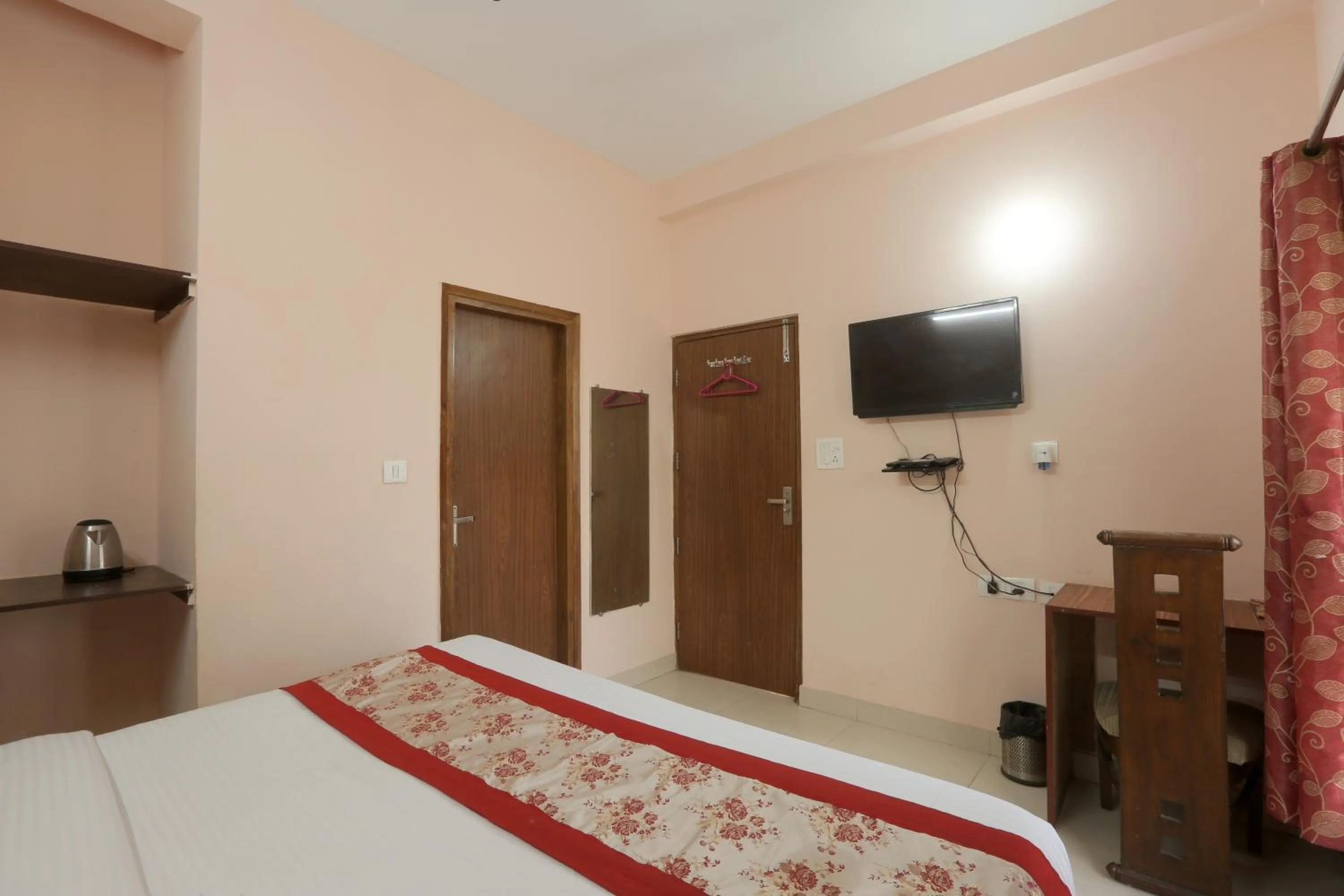 Communal lounge/ TV room, Bed in Hotel Ginger Palace By Aura