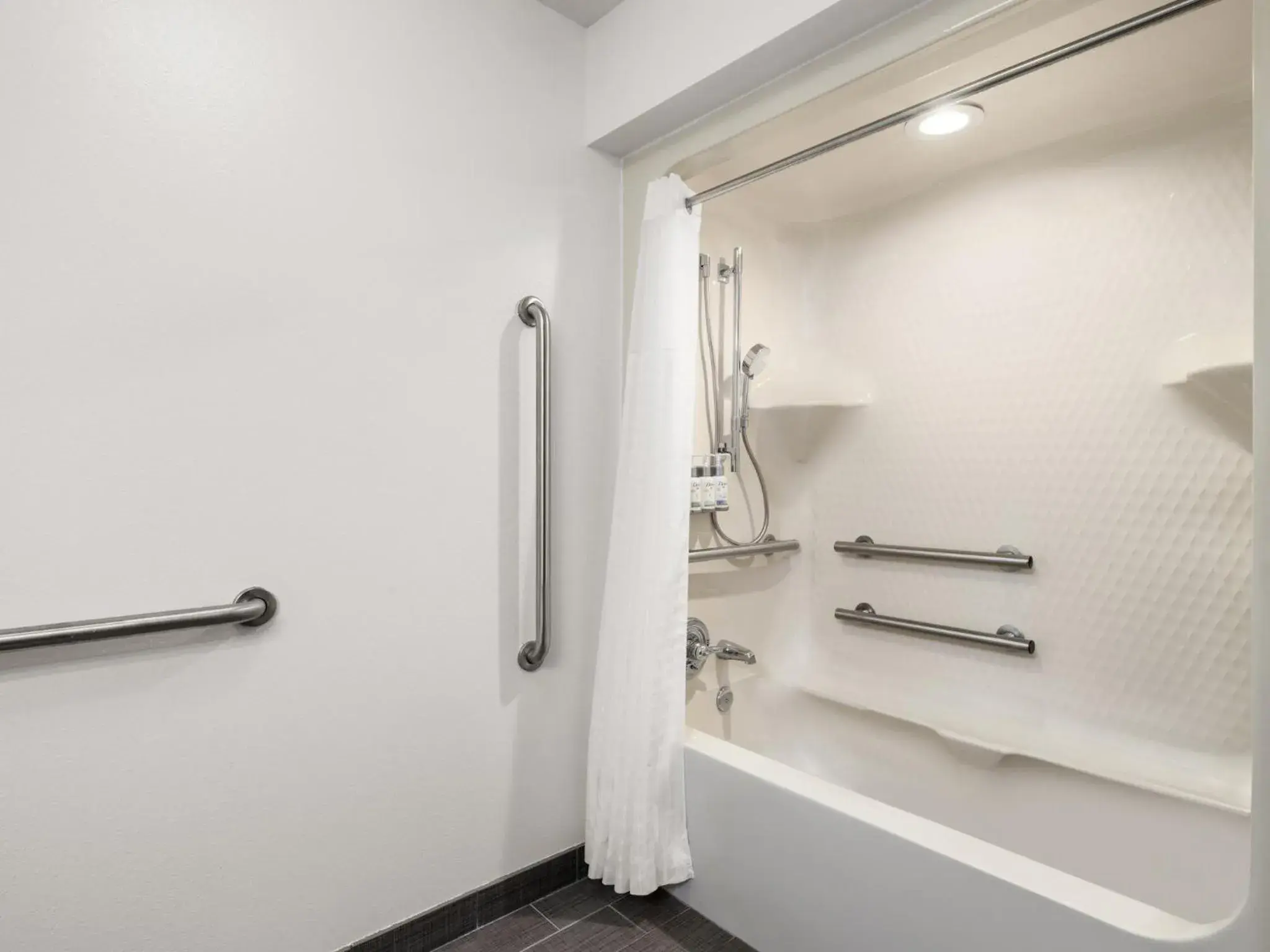 Standard King Room - Communications and Mobility Accessible in Franklin Inn & Suites Standard King Room - Communications and Mobility Accessible in Franklin Inn & Suites