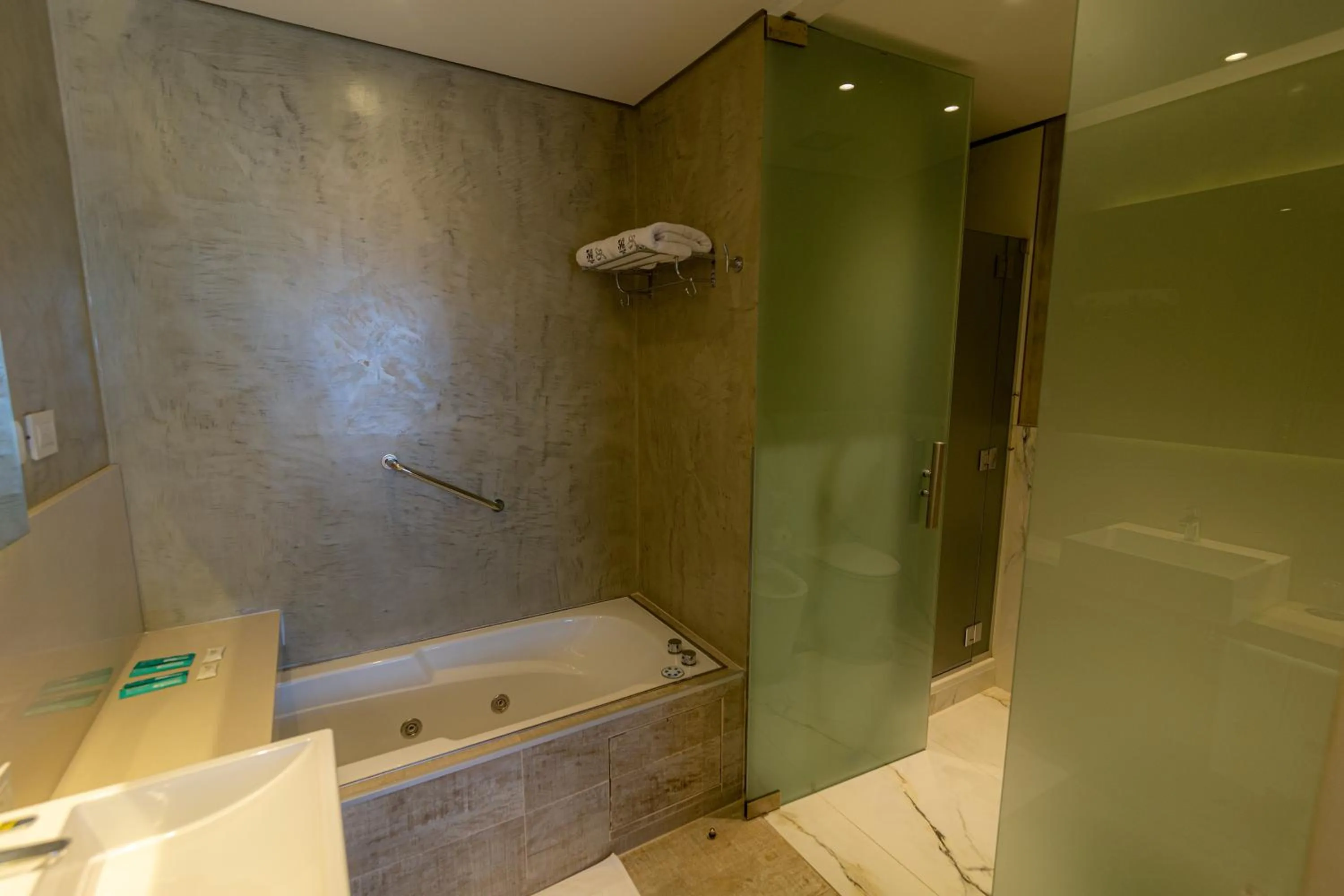 Shower in Hotel Treinta-Seis