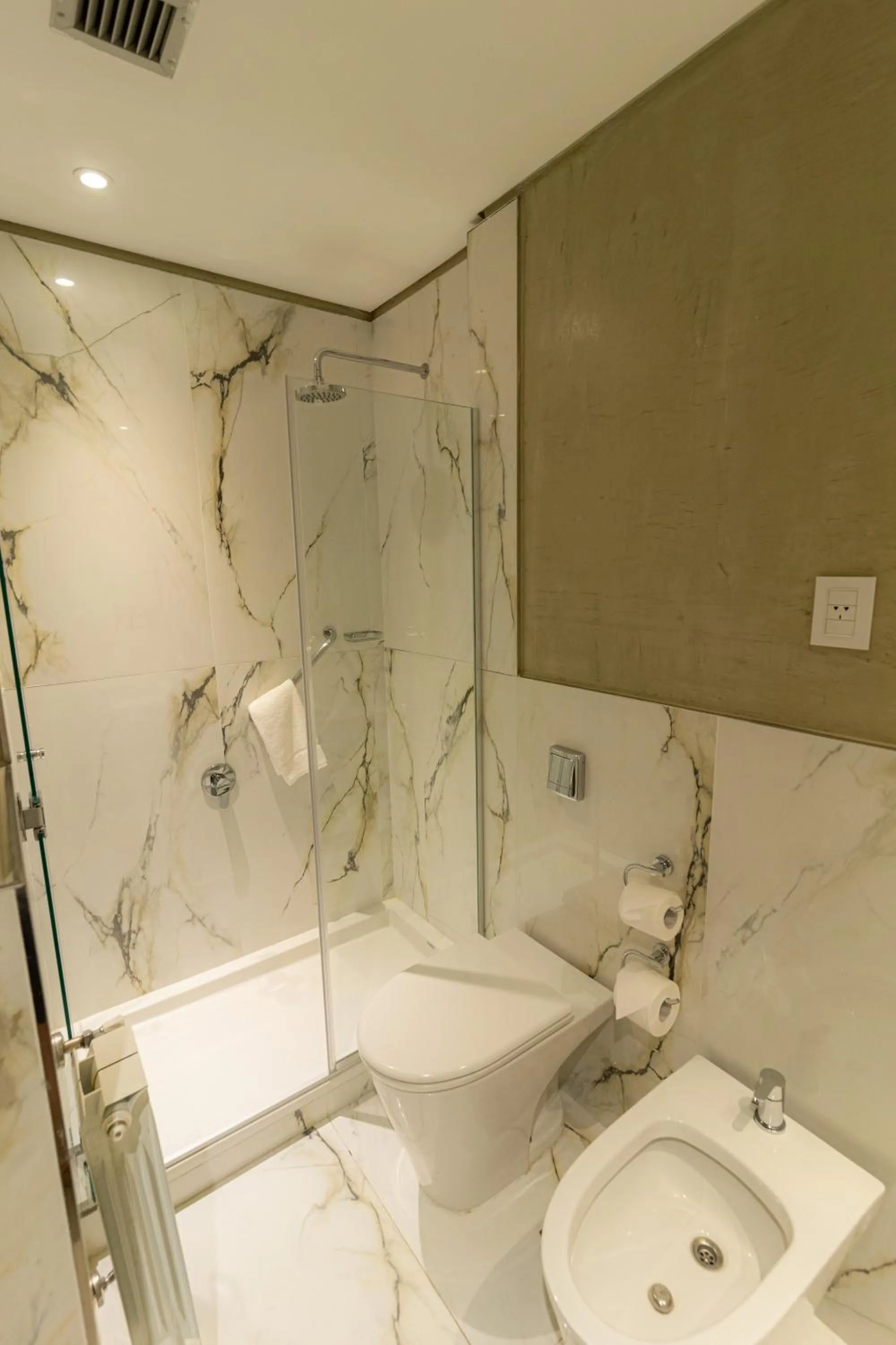 Shower in Hotel Treinta-Seis