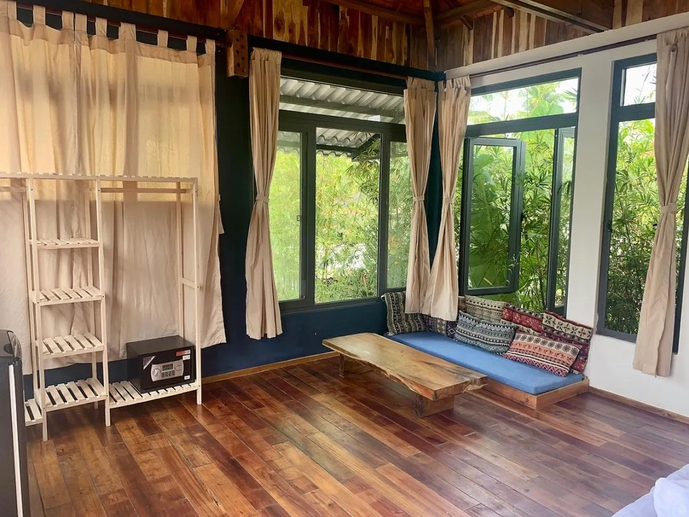 Photo of the whole room in Eco Lagoon