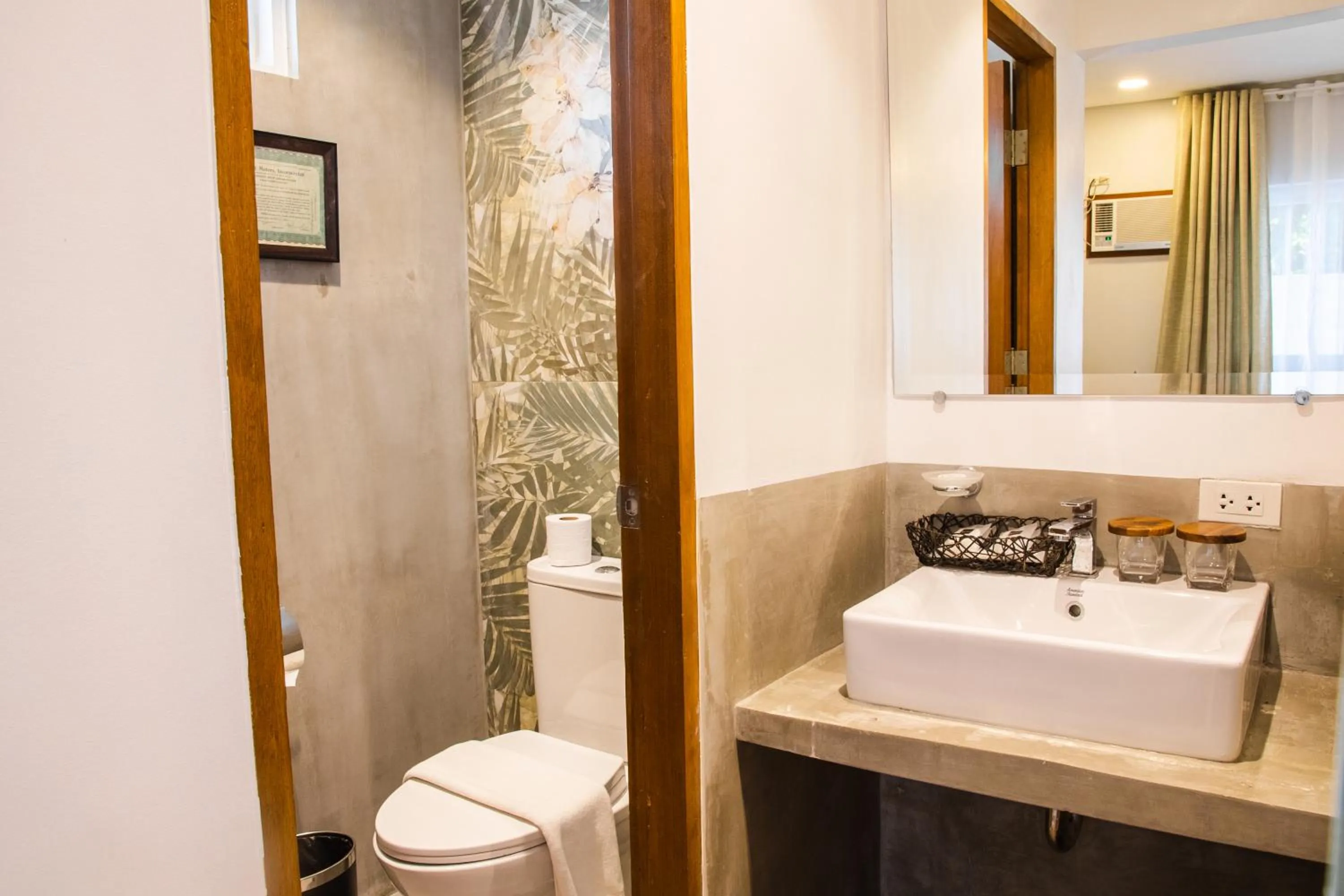 Toilet in UNWND Boutique Hotel Calatagan