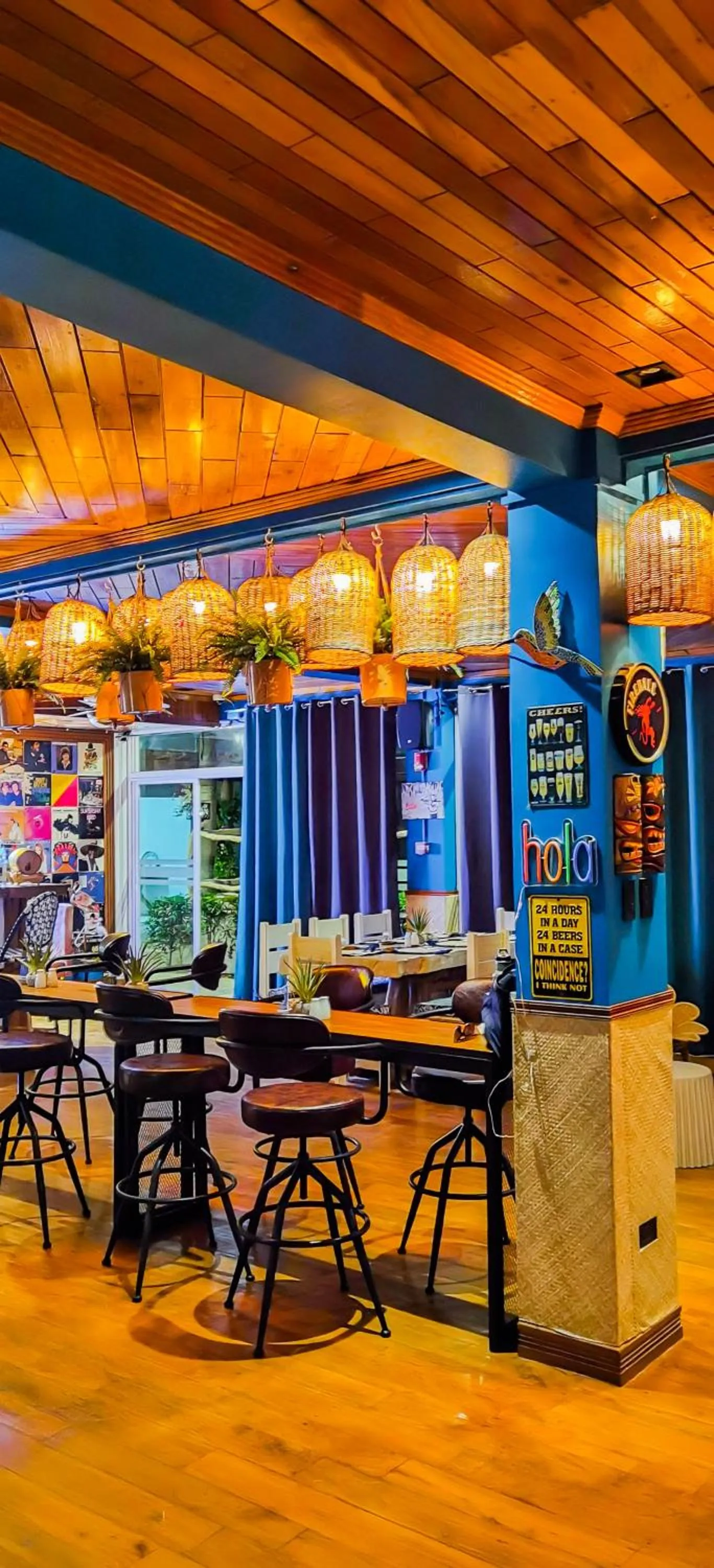 Restaurant/places to eat in UNWND Boutique Hotel Calatagan