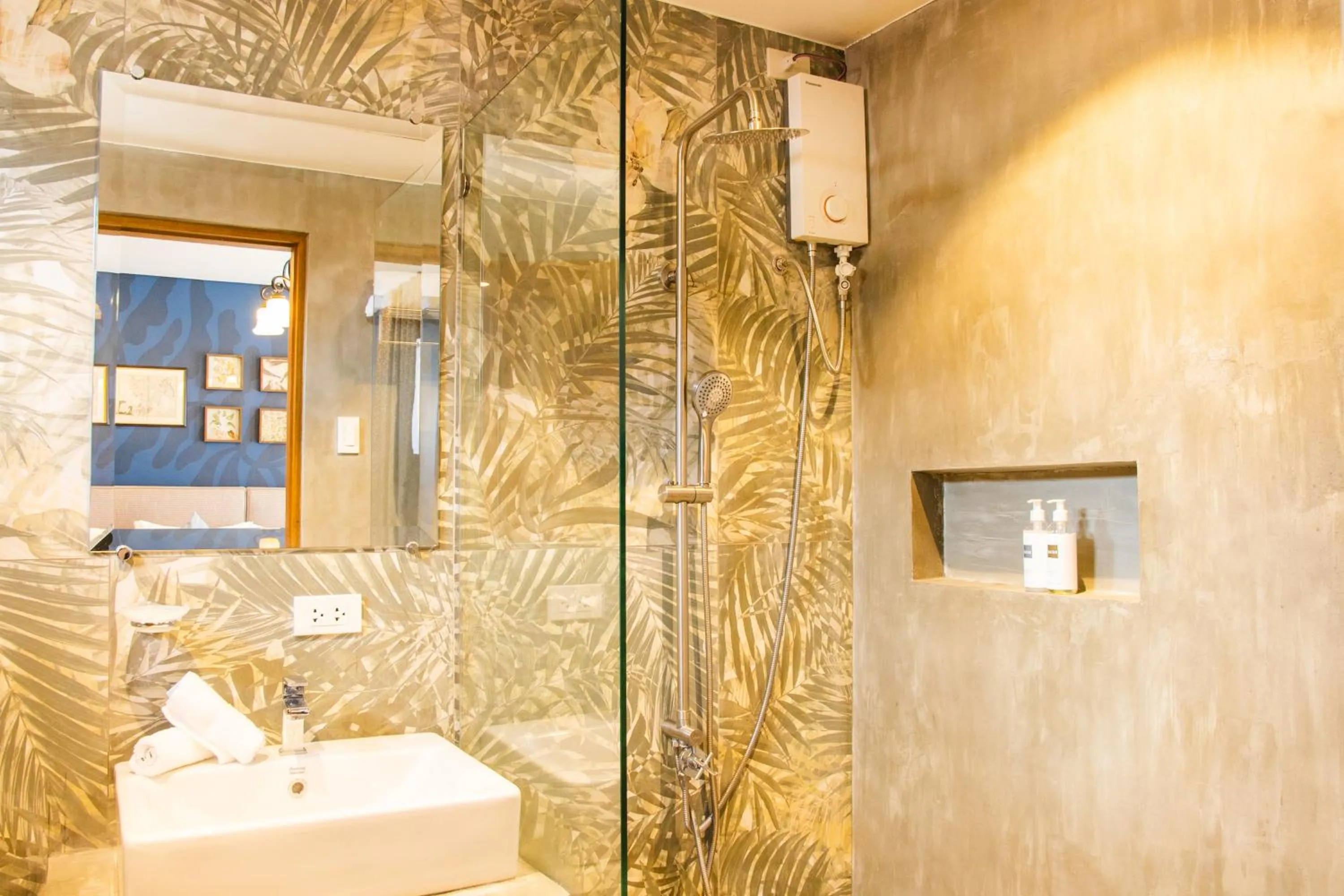 Shower in UNWND Boutique Hotel Calatagan