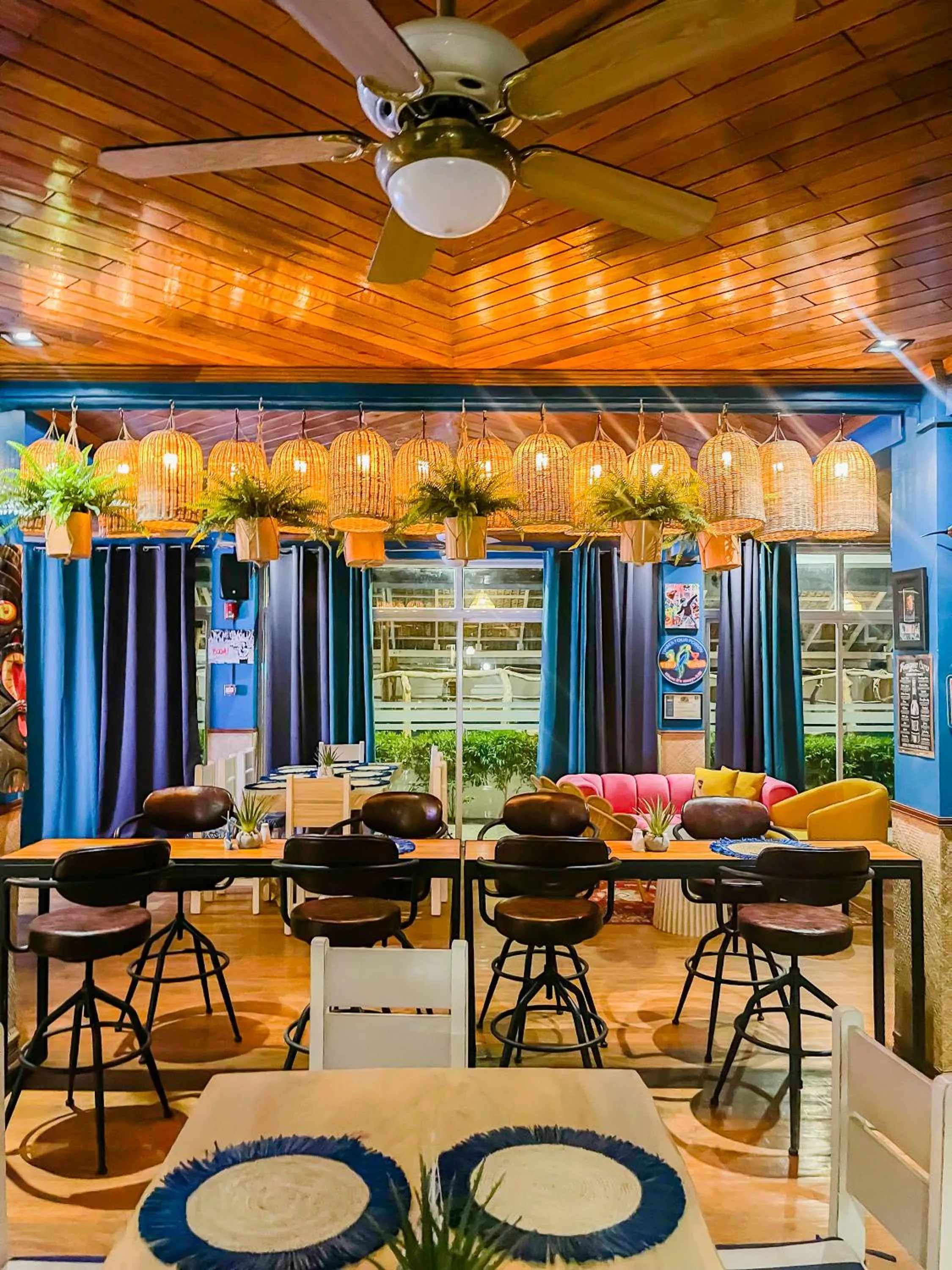 Restaurant/places to eat in UNWND Boutique Hotel Calatagan