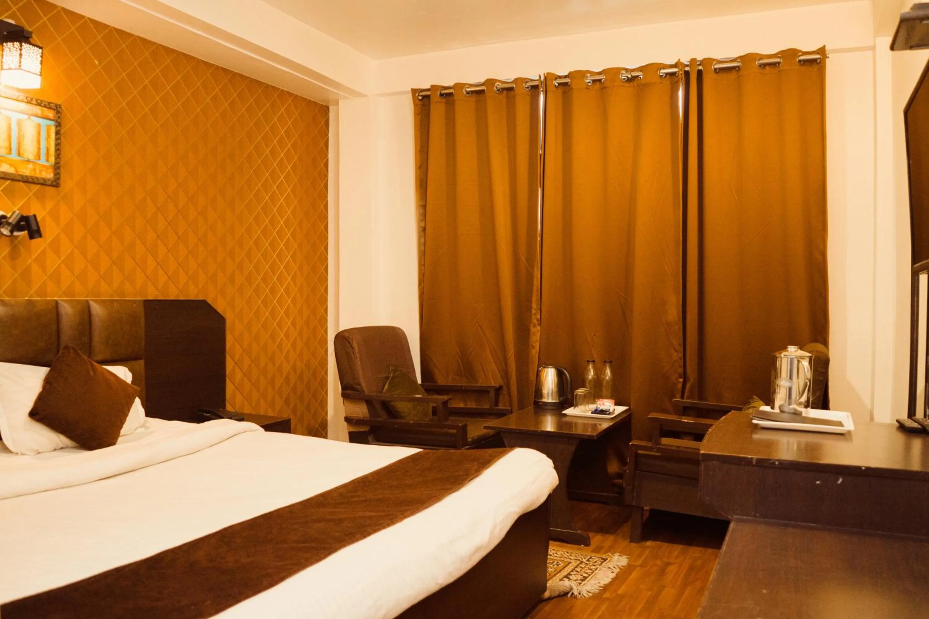 Seating area, Bed in Hotel Siddhi Vinayak Regency, Mg Marg