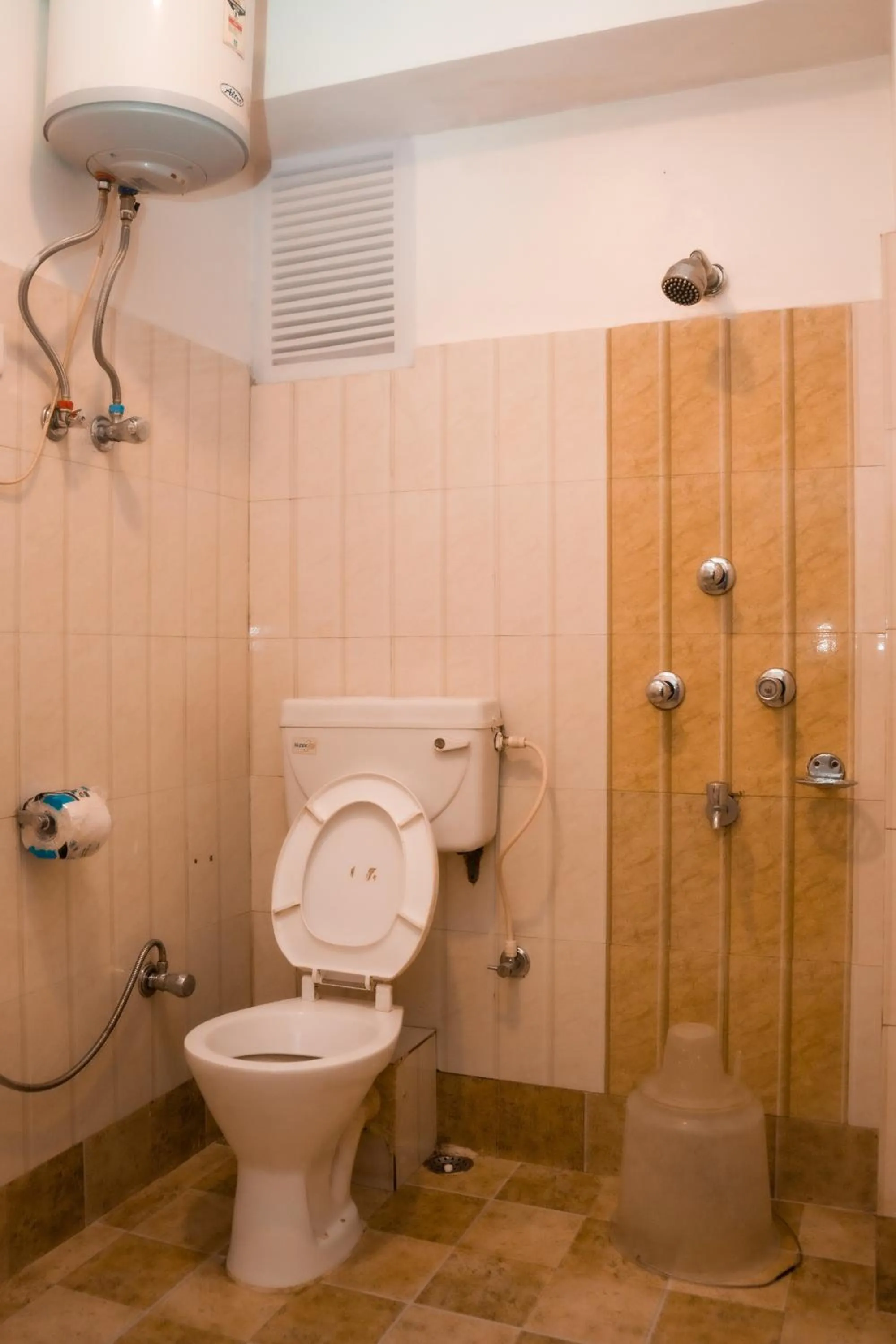 Toilet in Hotel Siddhi Vinayak Regency, Mg Marg