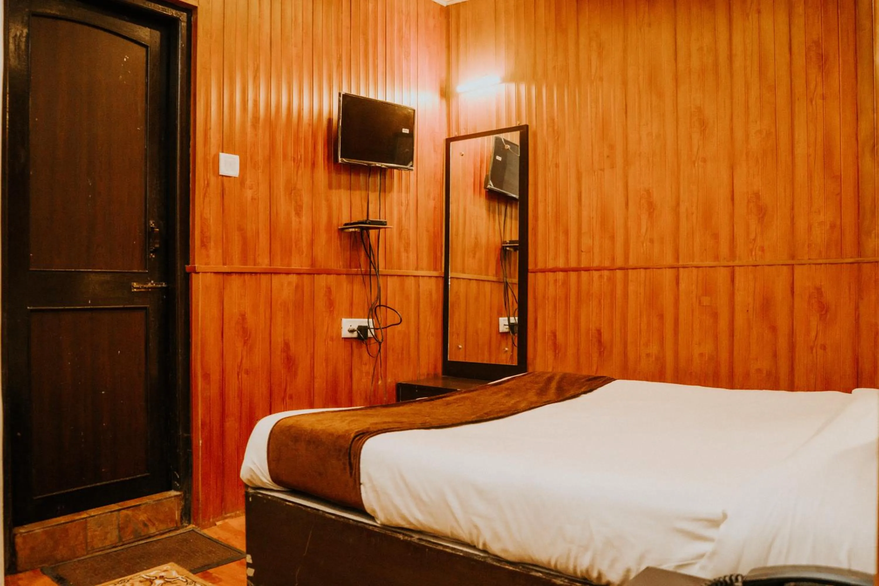 TV and multimedia, Bed in Hotel Siddhi Vinayak Regency, Mg Marg