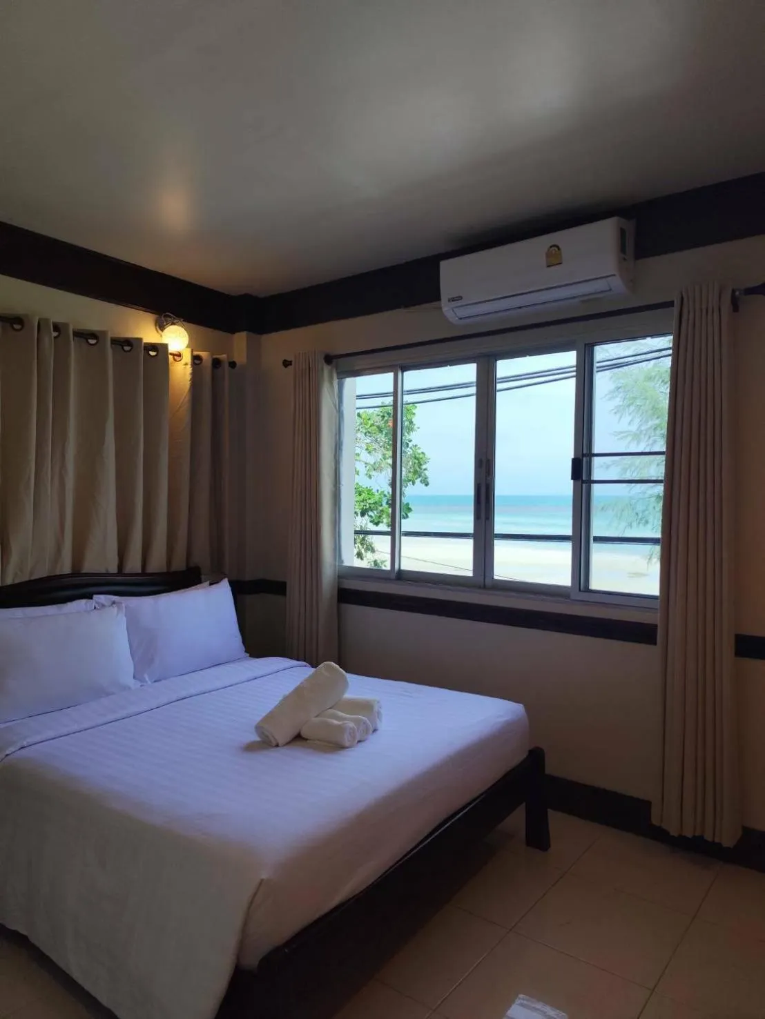 Bed in Seaside Palace Hotel