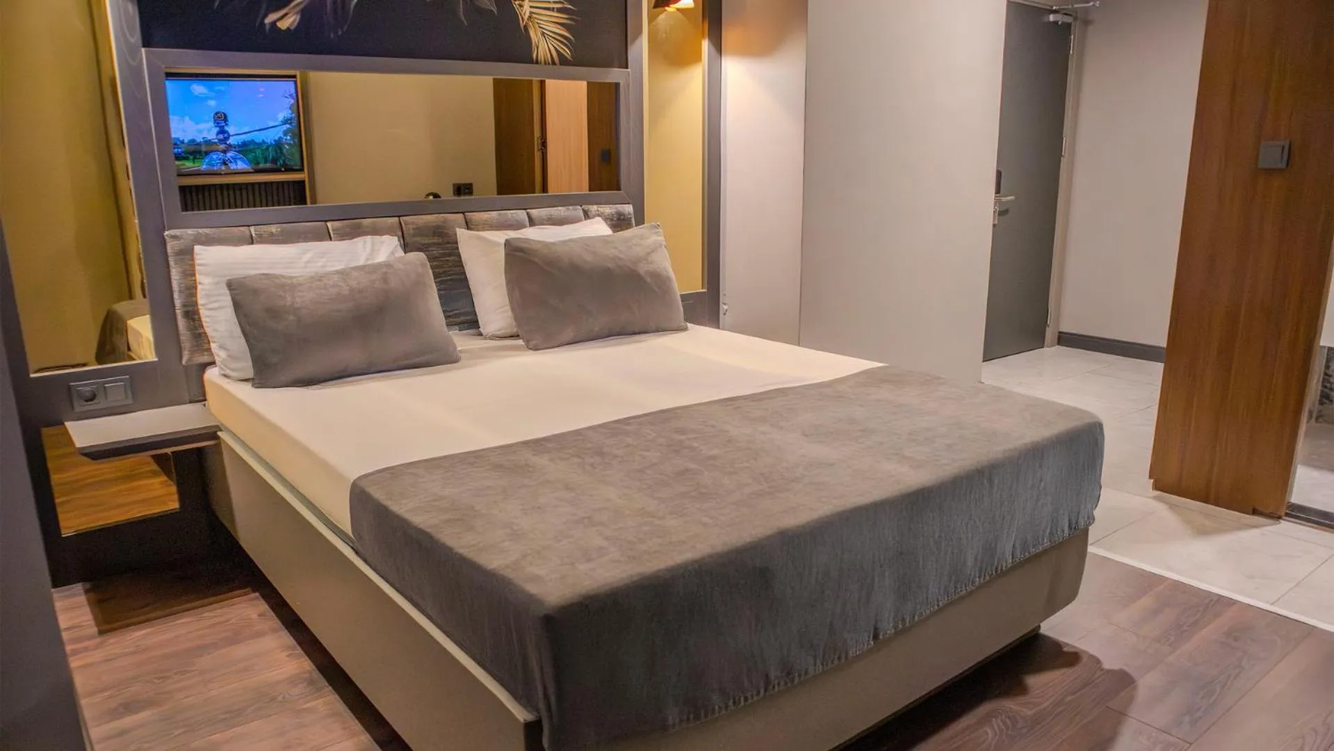 Photo of the whole room, Bed in 216 Eagle Palace Suite