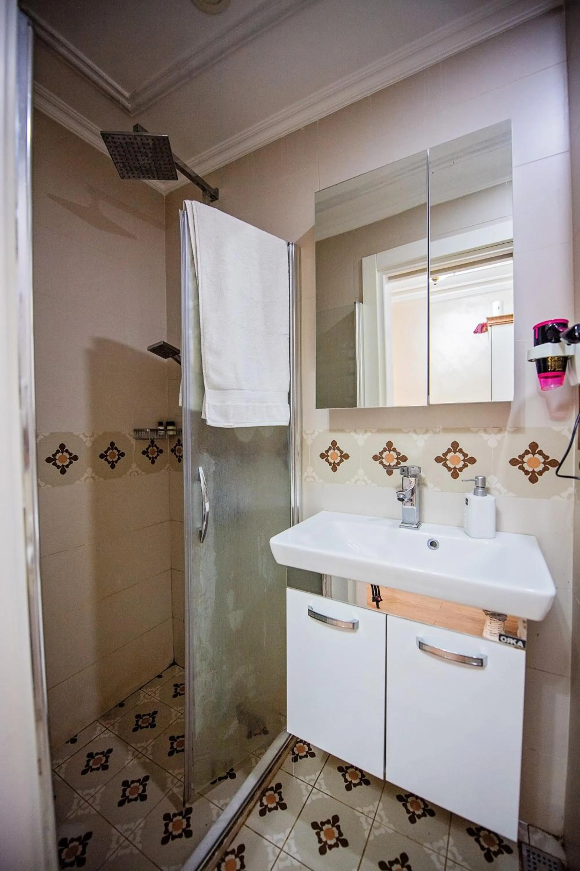 Shower in Linfer Hotel Taksim