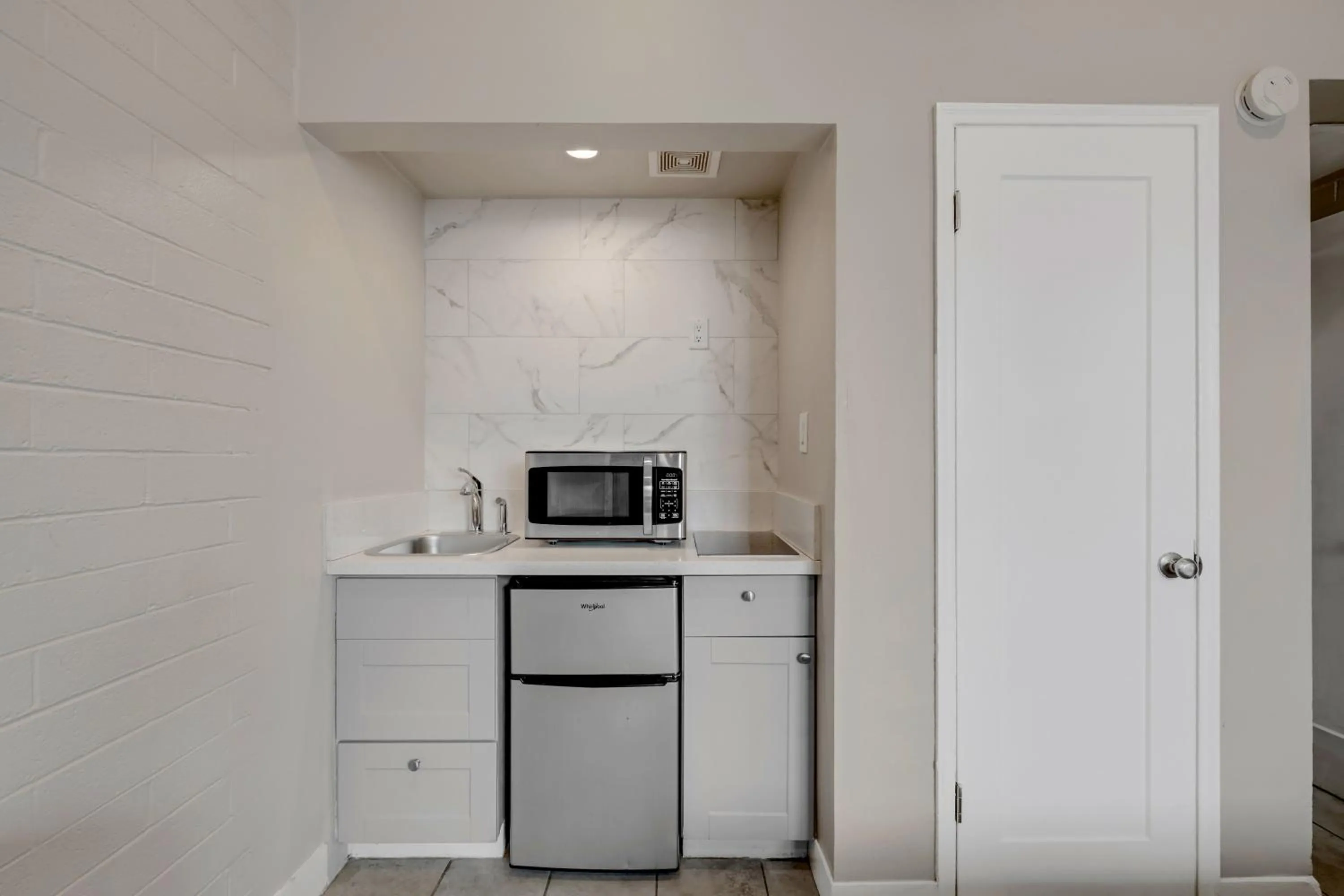 Kitchen or kitchenette in Desert Moon Motel