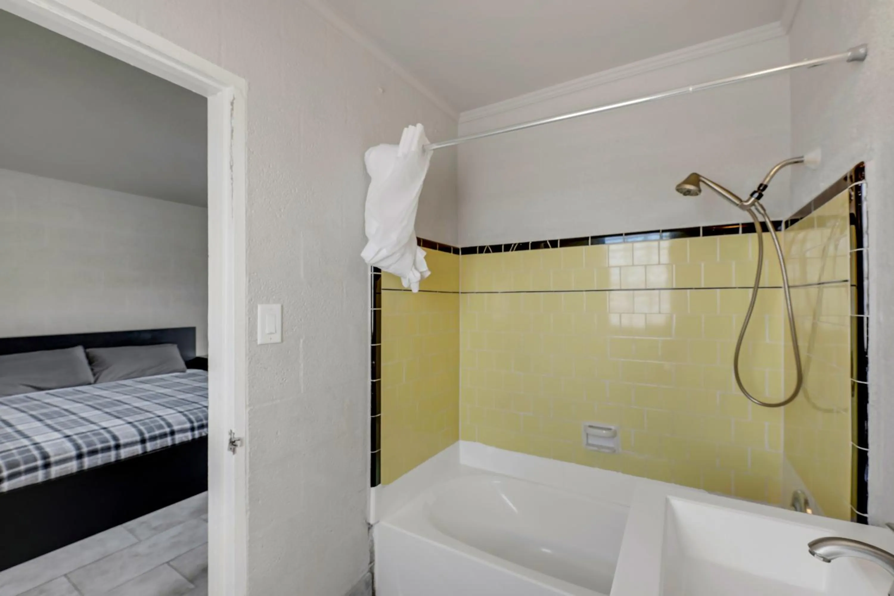 Shower, Bed in Desert Moon Motel