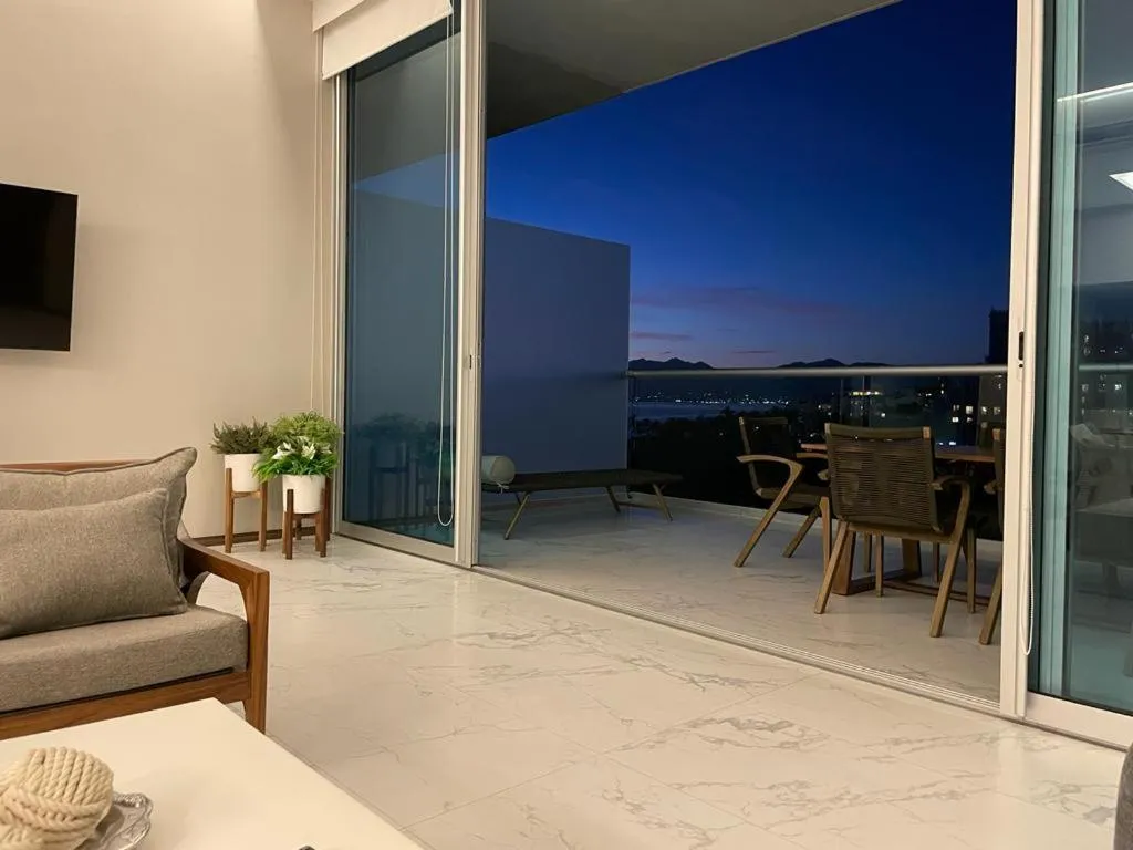 Communal lounge/ TV room in Maritima Front Beach Apartment