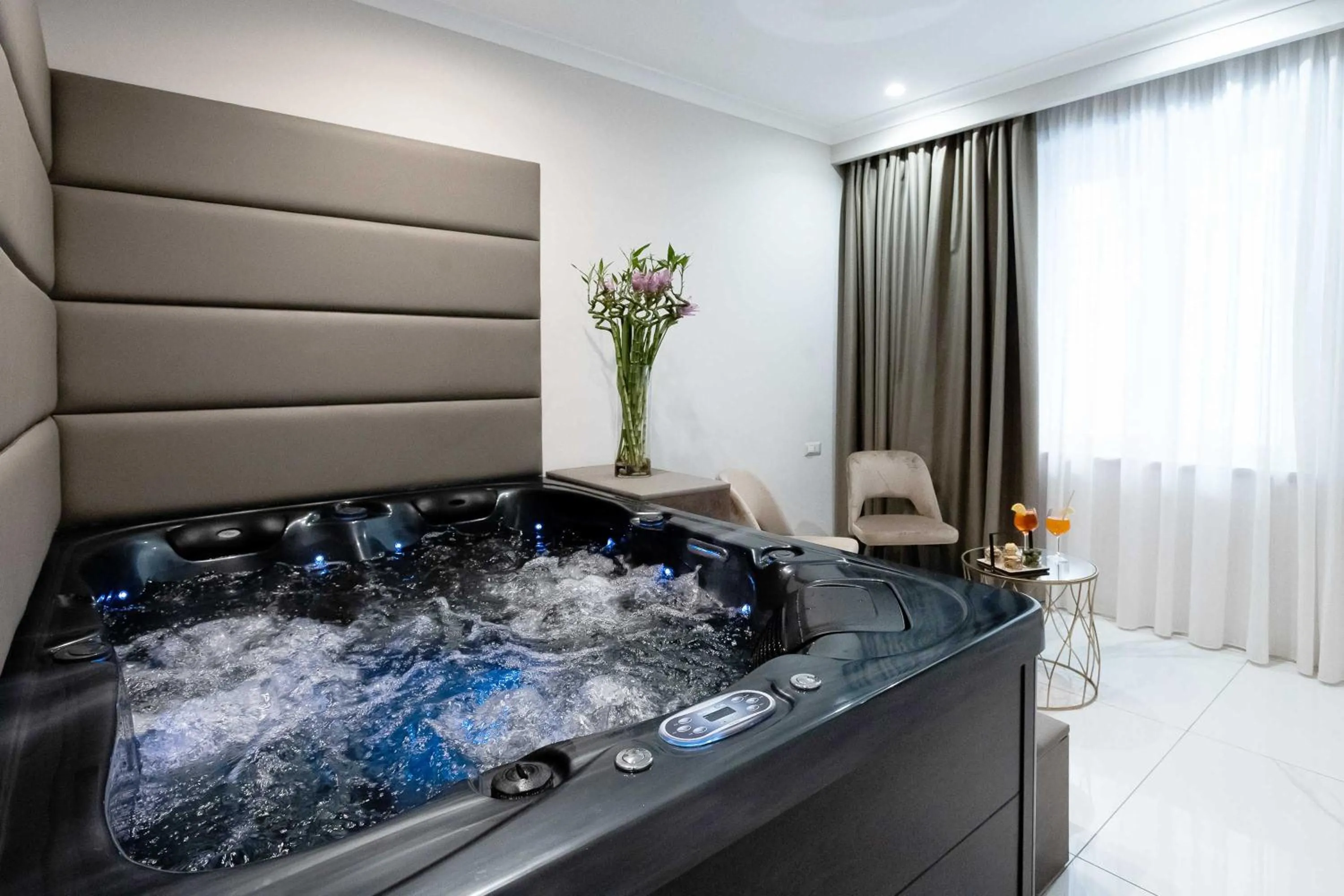 Hot Tub in Imperatrice Suites