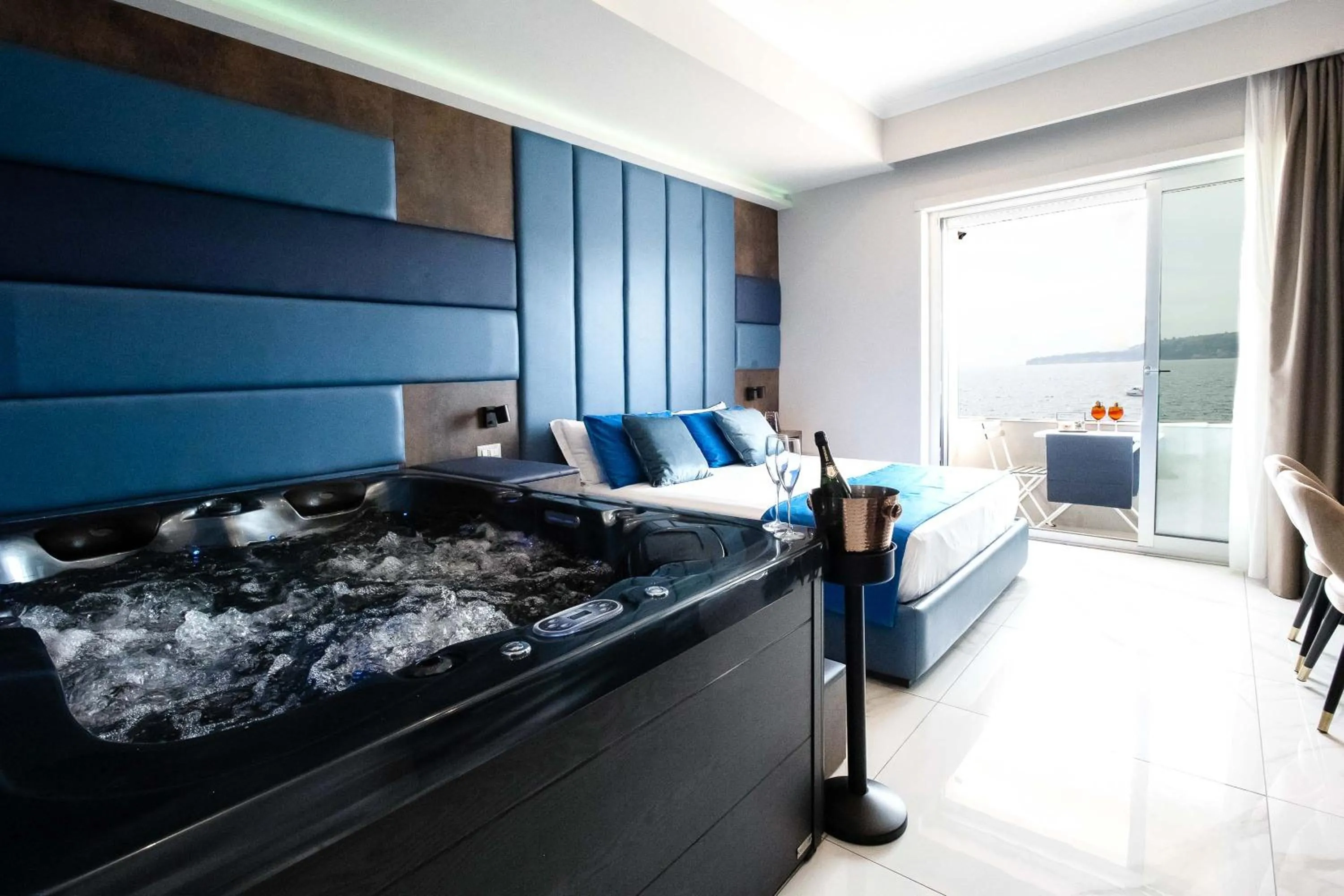 Photo of the whole room, Bed in Imperatrice Suites