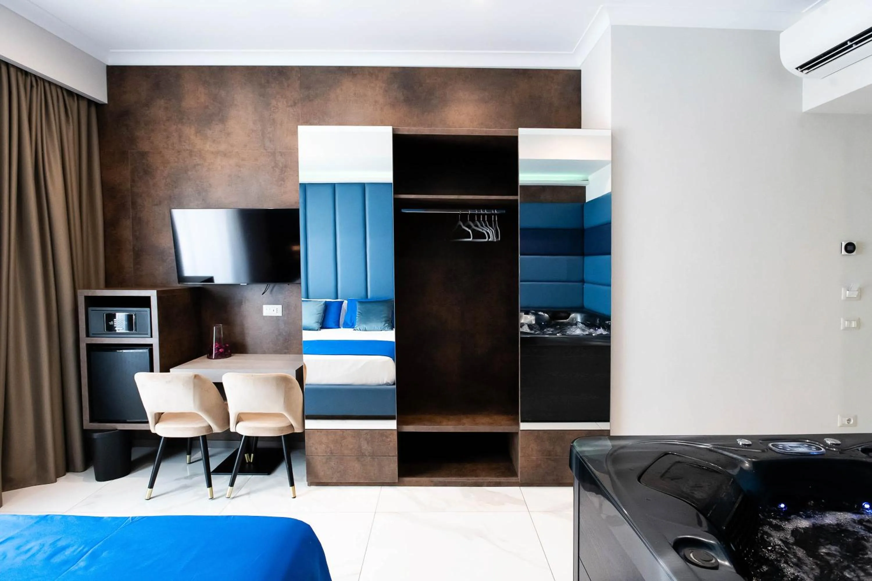 Photo of the whole room in Imperatrice Suites