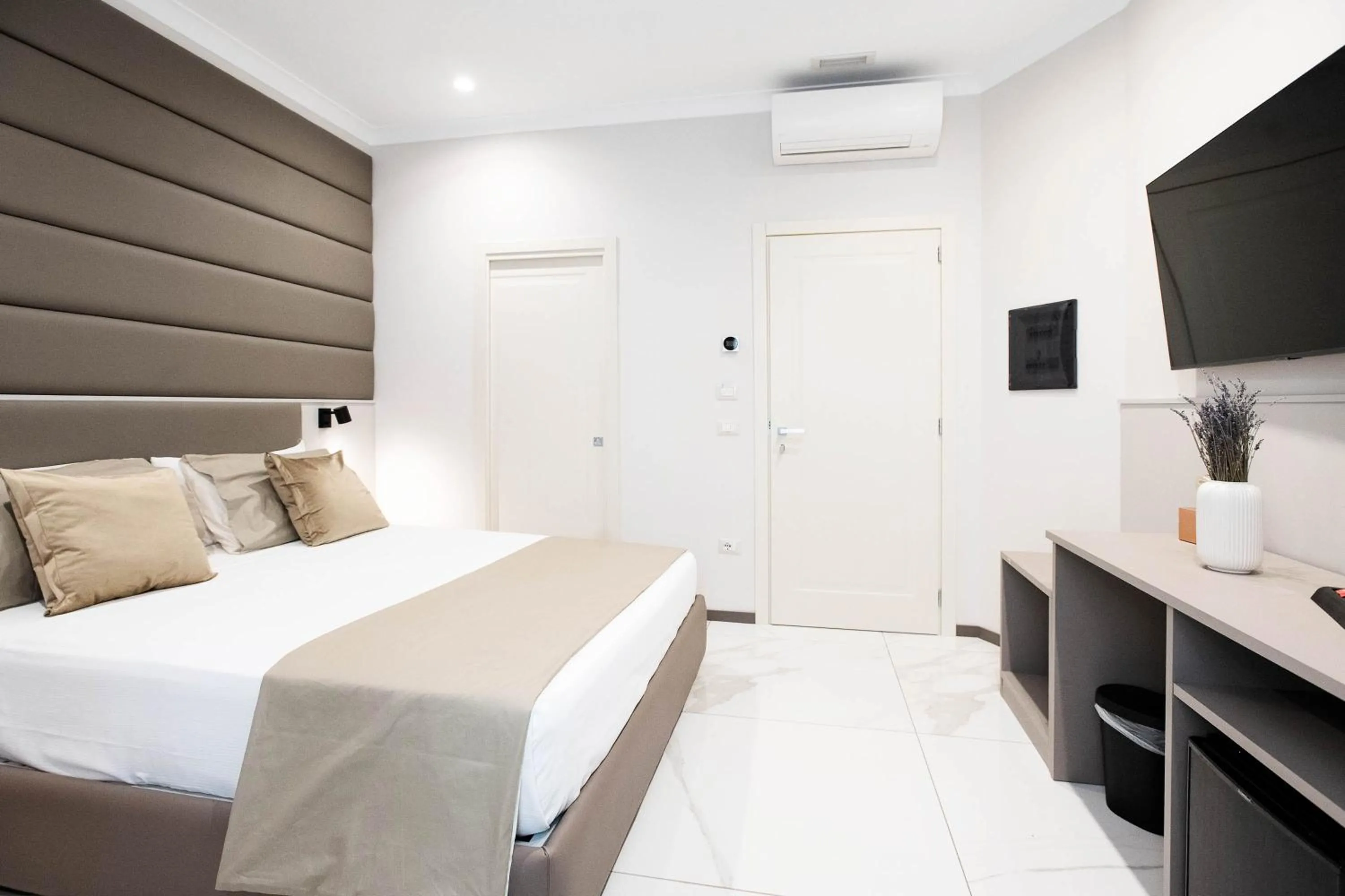 Photo of the whole room, Bed in Imperatrice Suites