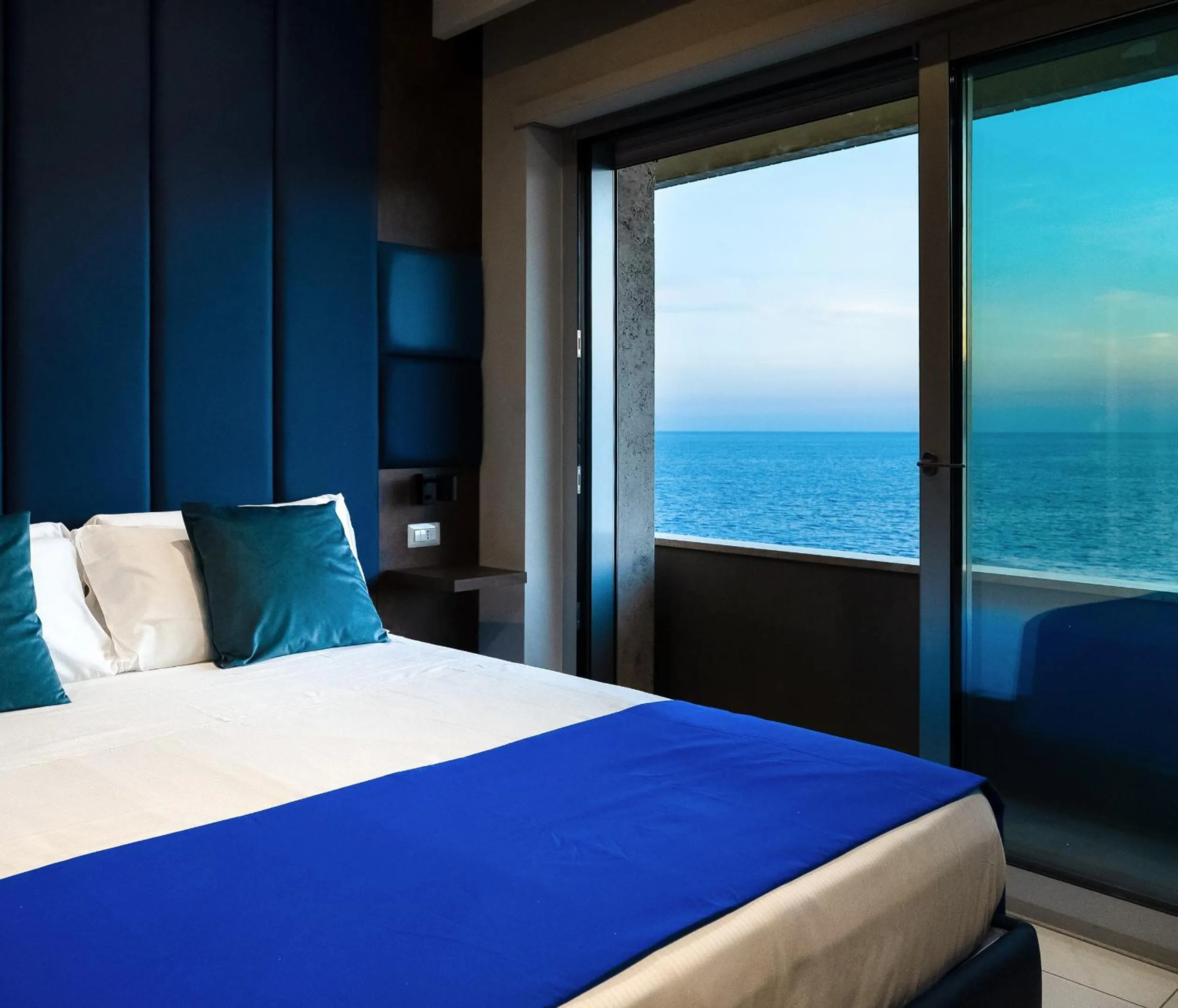 Sea view, Bed in Imperatrice Suites